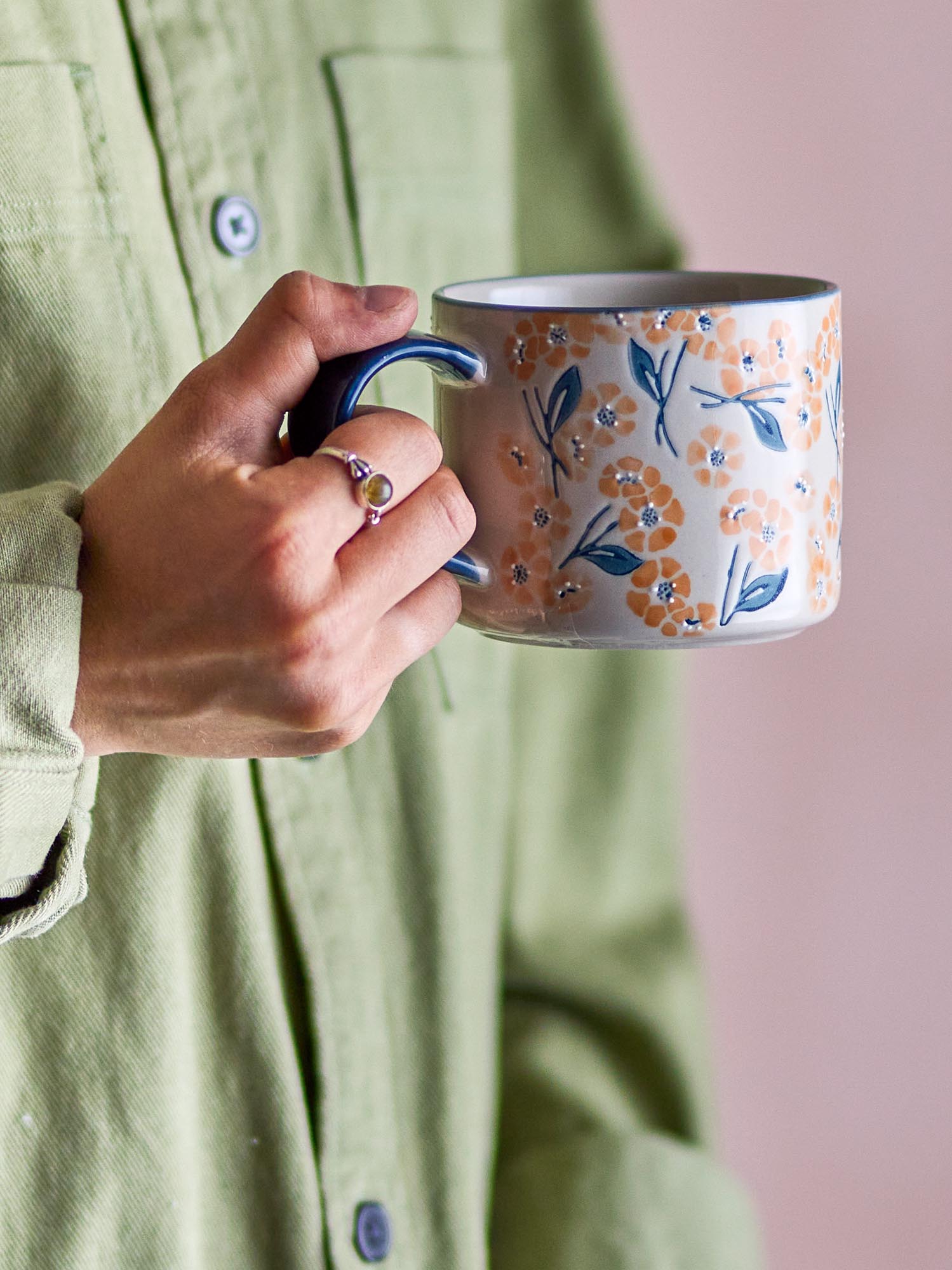 Der Myah Becher, Blue, aus Steingut, vereint handbemalte Kunst mit Funktionalität und ist ideal für heisse und kalte Getränke.