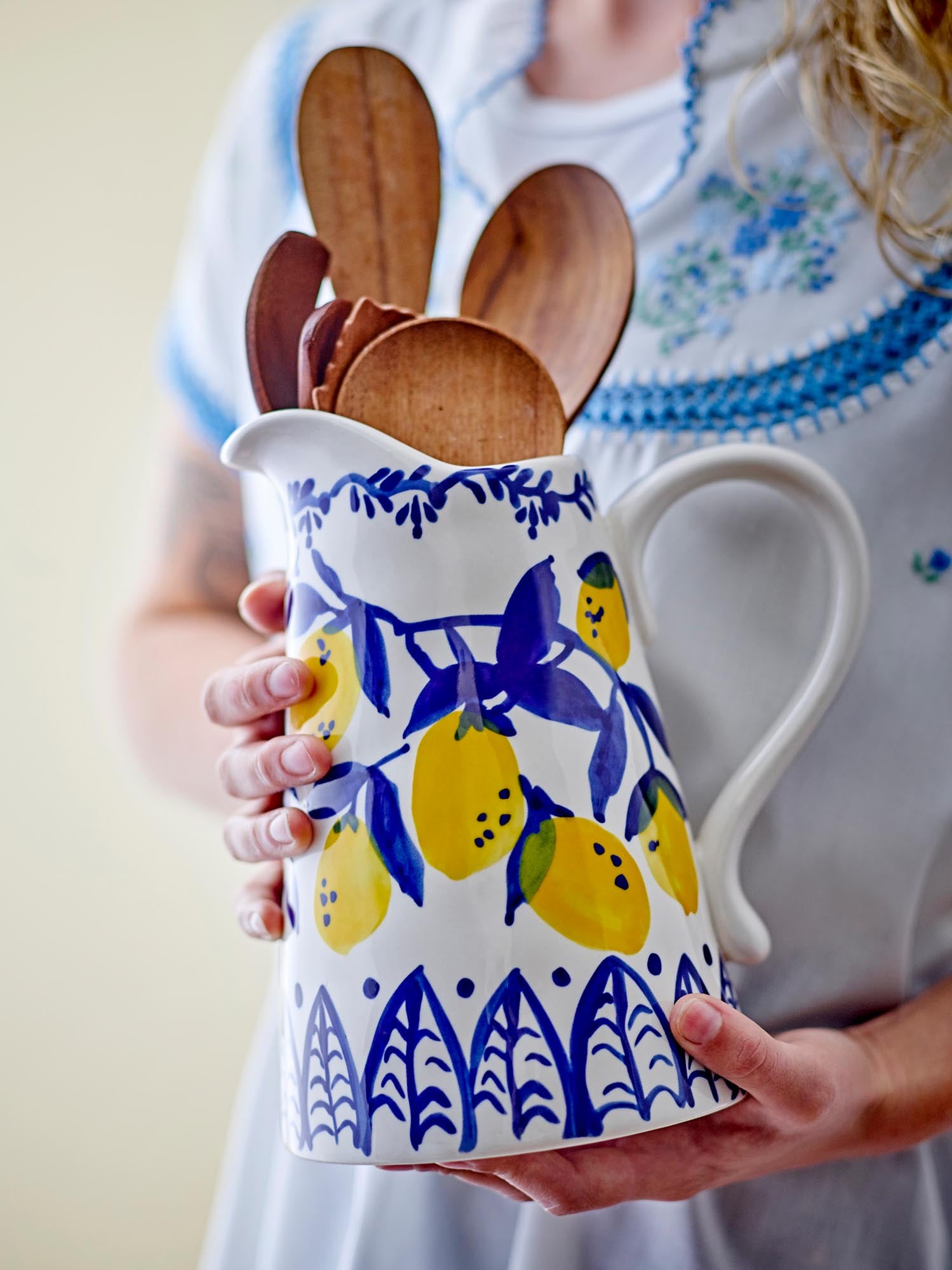 Eleganter Maxima Krug aus blauem Steingut von Creative Collection, ideal für stilvolle Tischdekorationen.