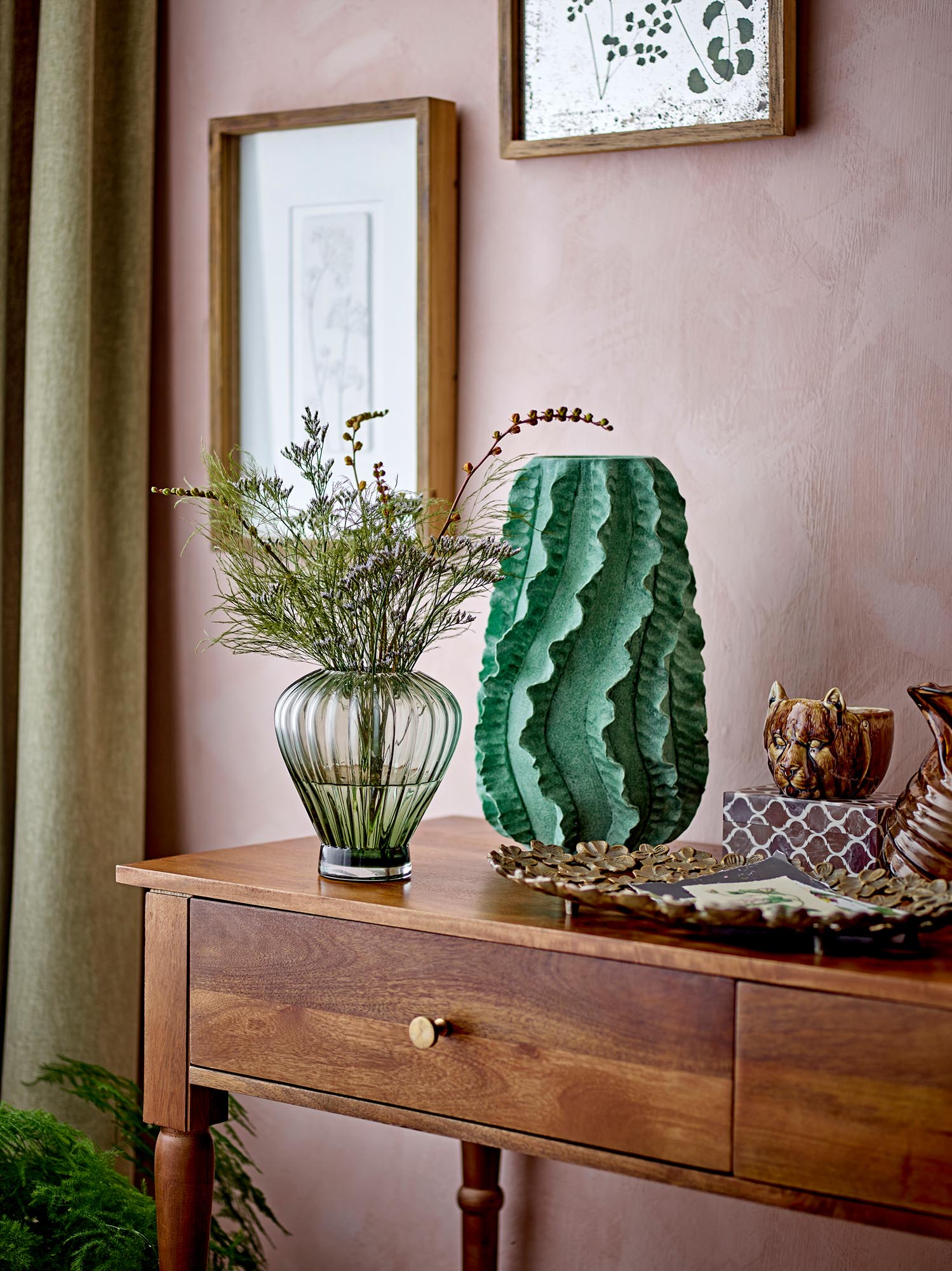 Die Reeve Vase aus grünem Glas von Creative Collection besticht durch ihr elegantes Design und ist ein stilvolles Wohnaccessoire.