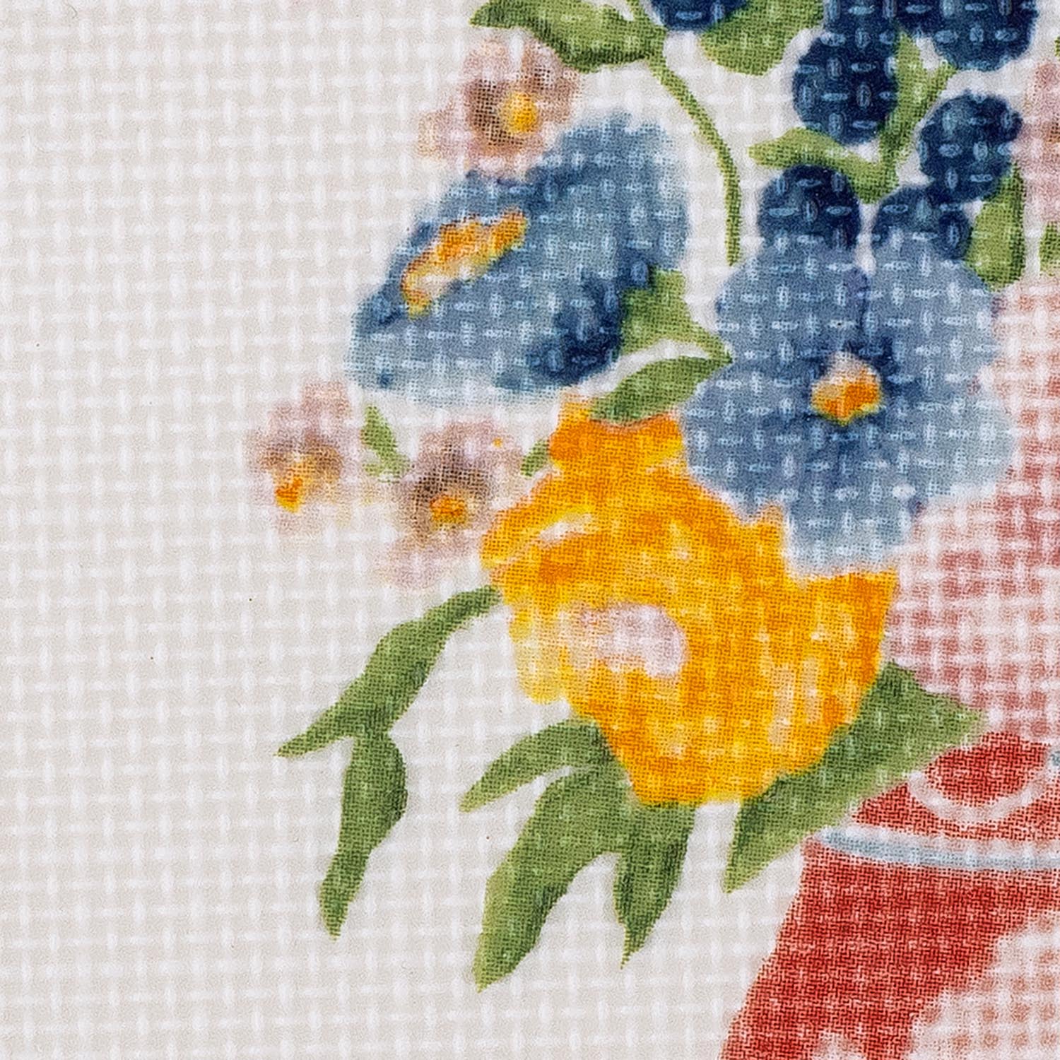 Die Dorothy Tasse von Bloomingville aus Steingut besticht durch ihr zartes Rosenmotiv – perfekt für gemütliche Teestunden.