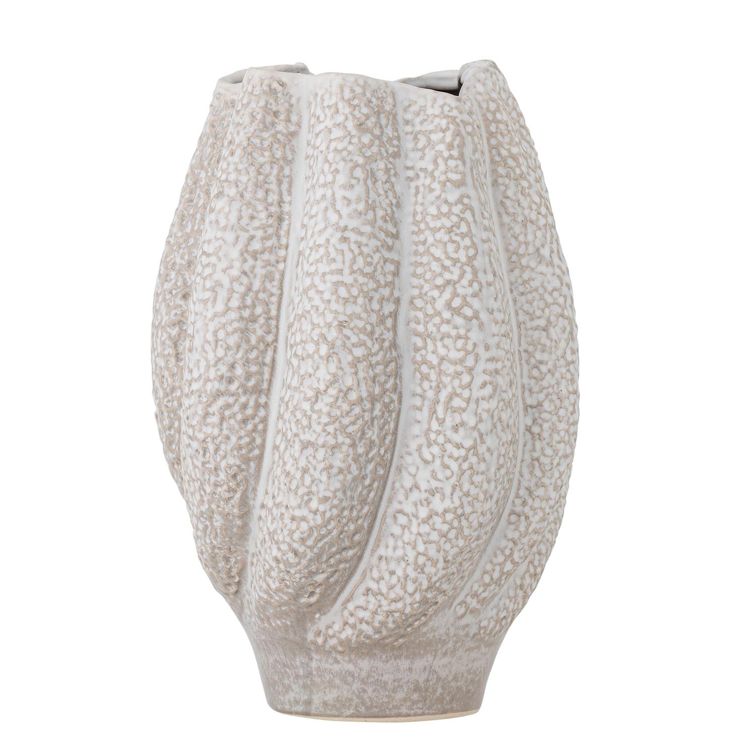 Die weisse Cove Vase von Bloomingville aus Steingut besticht durch ihr stilvolles Design und ergänzt moderne Wohnräume ideal.