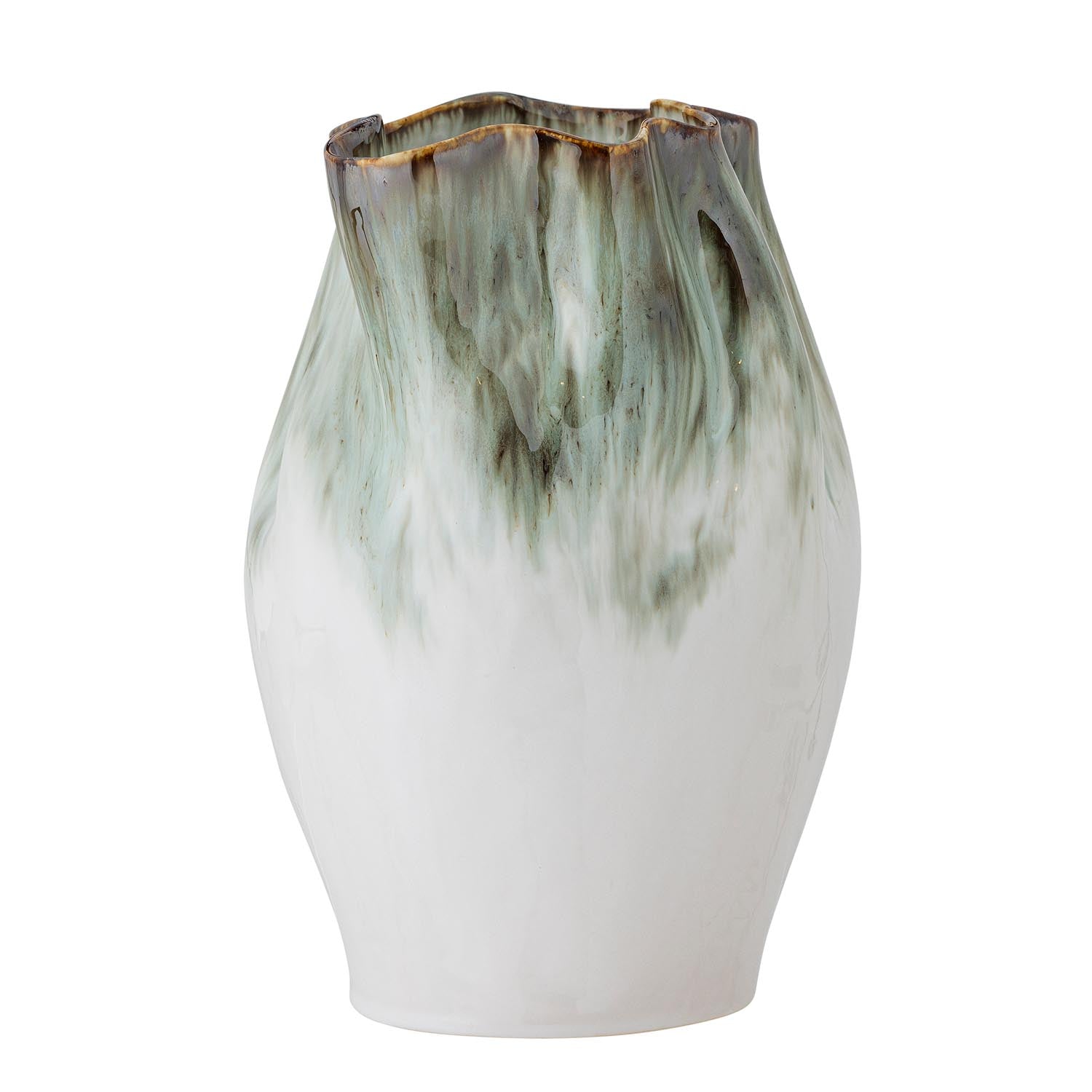 Die Nisha Vase von Bloomingville, gefertigt aus grünem Steingut, überzeugt mit ihrem modernen Design und ist ein dekorativer Blickfang.