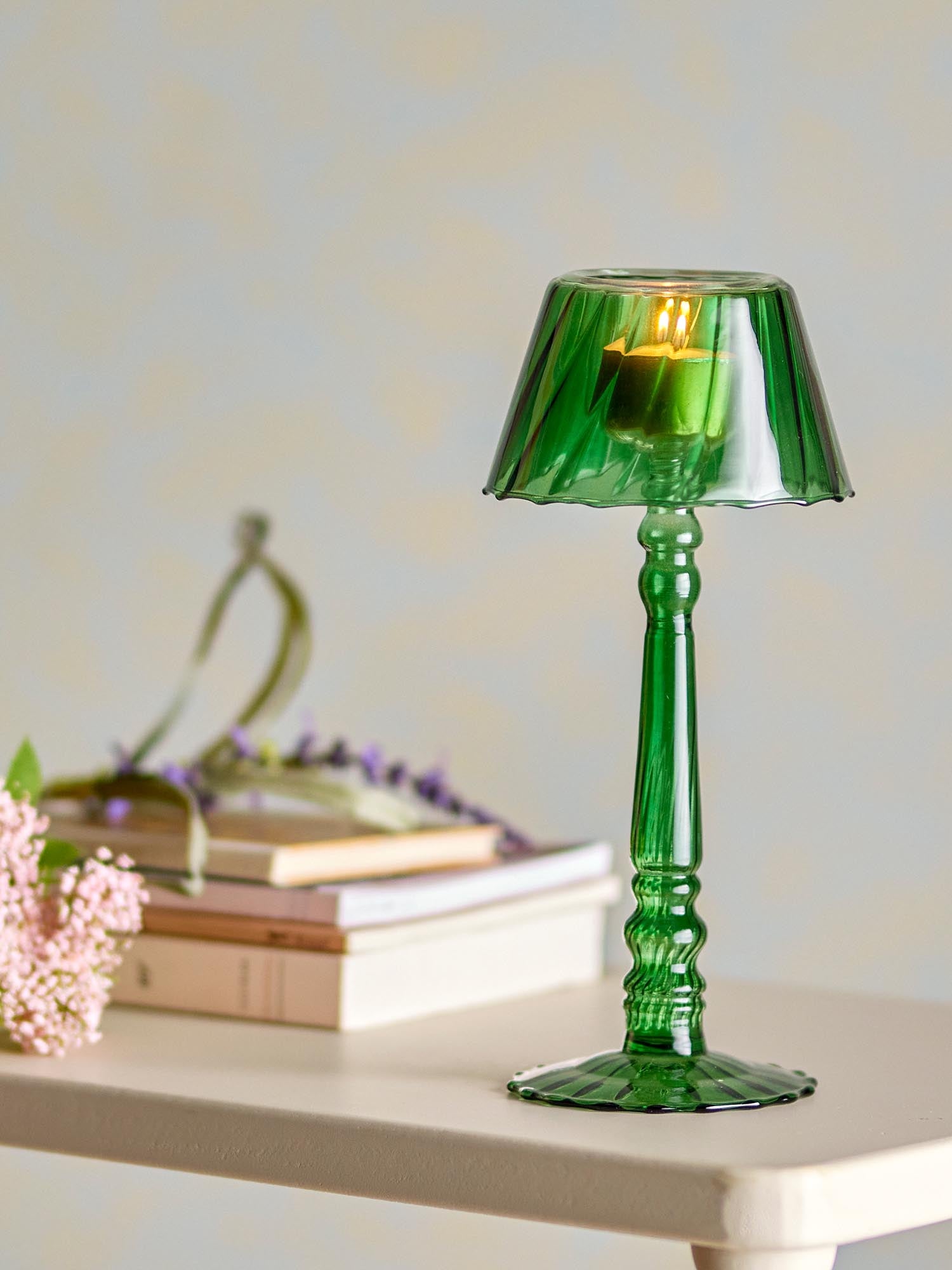 Eleganter Teelichthalter aus grünem Glas von Bloomingville, ideal für stimmungsvolle Beleuchtung und stilvolle Dekoration.