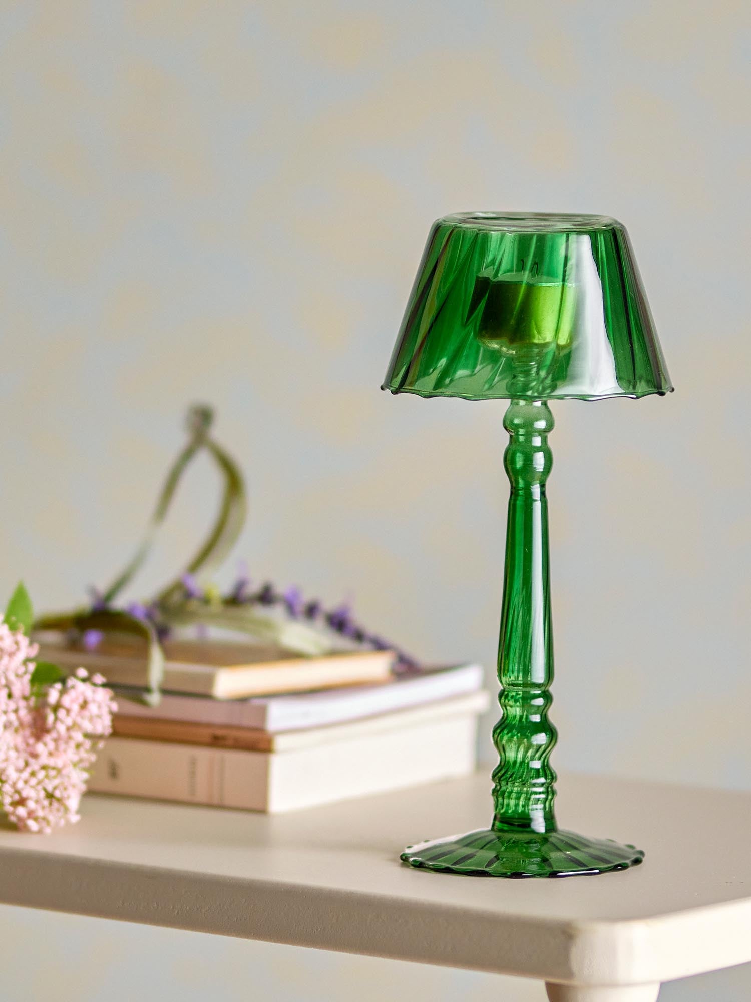 Stilvoller Teelichthalter aus grünem Glas von Bloomingville, perfekt für eine gemütliche Atmosphäre und dekorative Akzente.