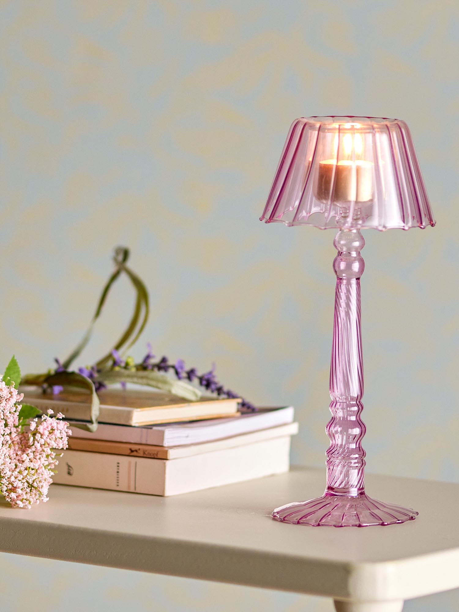 Stilvoller Teelichthalter aus rosafarbenem Glas von Bloomingville, perfekt für eine gemütliche Atmosphäre und dekorative Akzente.