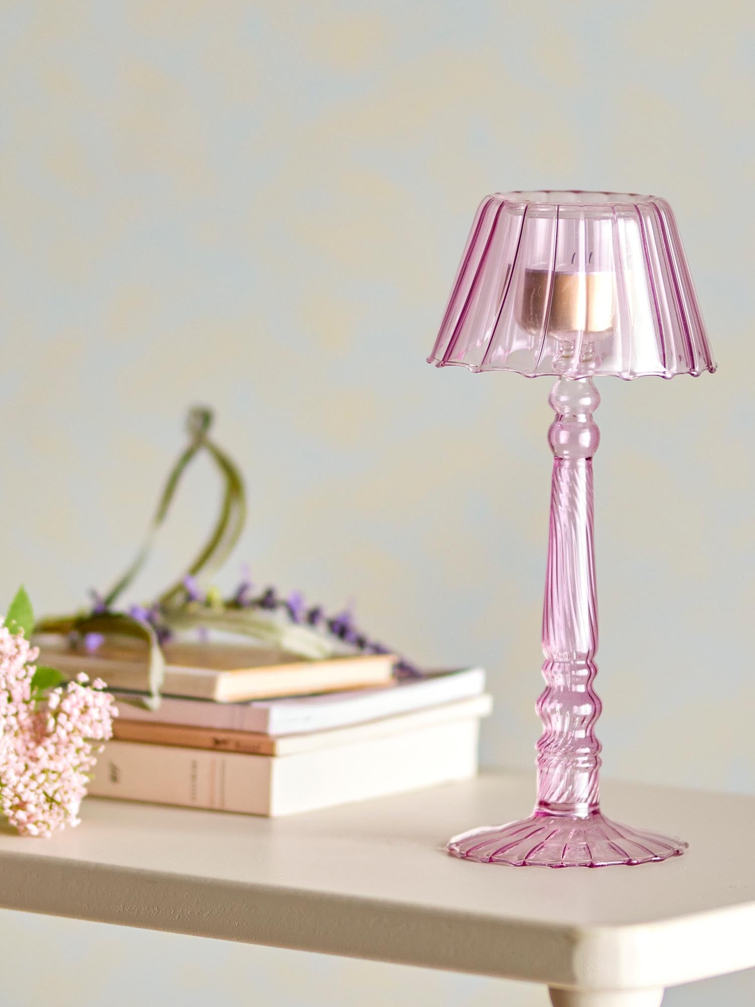Eleganter Teelichthalter aus rosafarbenem Glas von Bloomingville, ideal für stimmungsvolle Beleuchtung und stilvolle Dekoration.