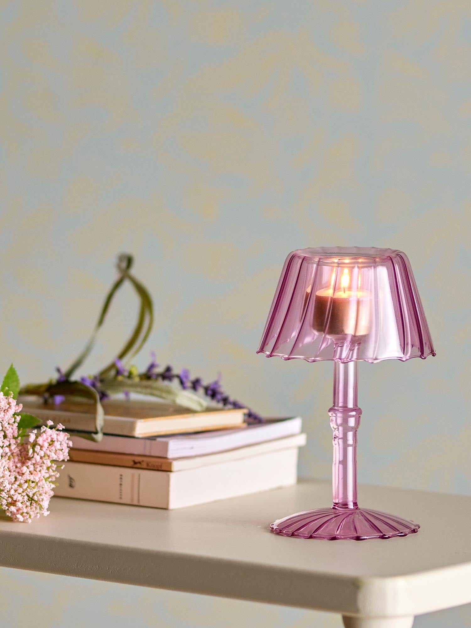 Eleganter Teelichthalter aus Glas in Rosé von Bloomingville, ideal für stimmungsvolle Beleuchtung und stilvolle Dekoration.