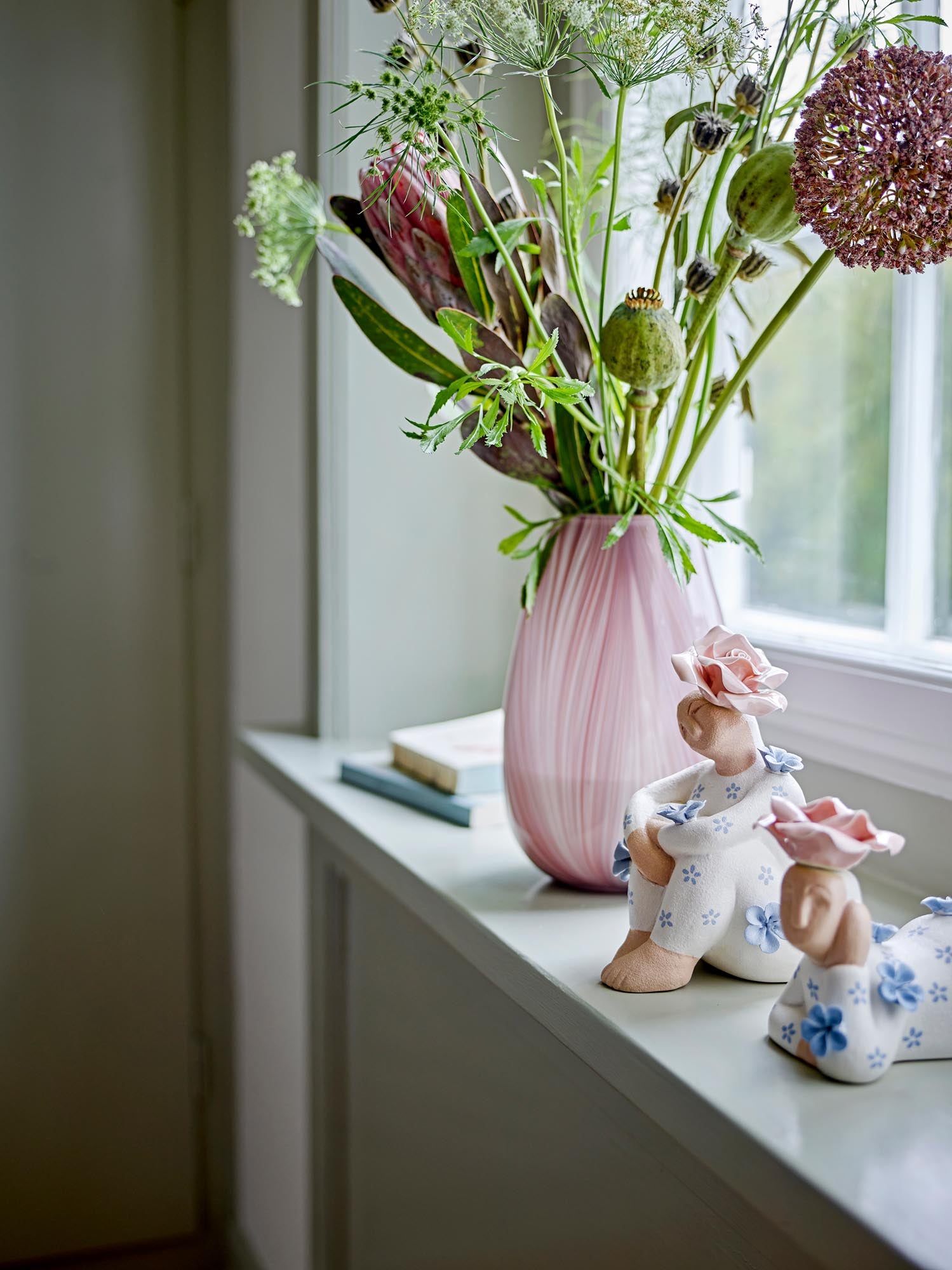 Die Ennis Vase von Bloomingville aus rosafarbenem Glas besticht durch ihr elegantes Design und ist ein stilvolles Wohnaccessoire.