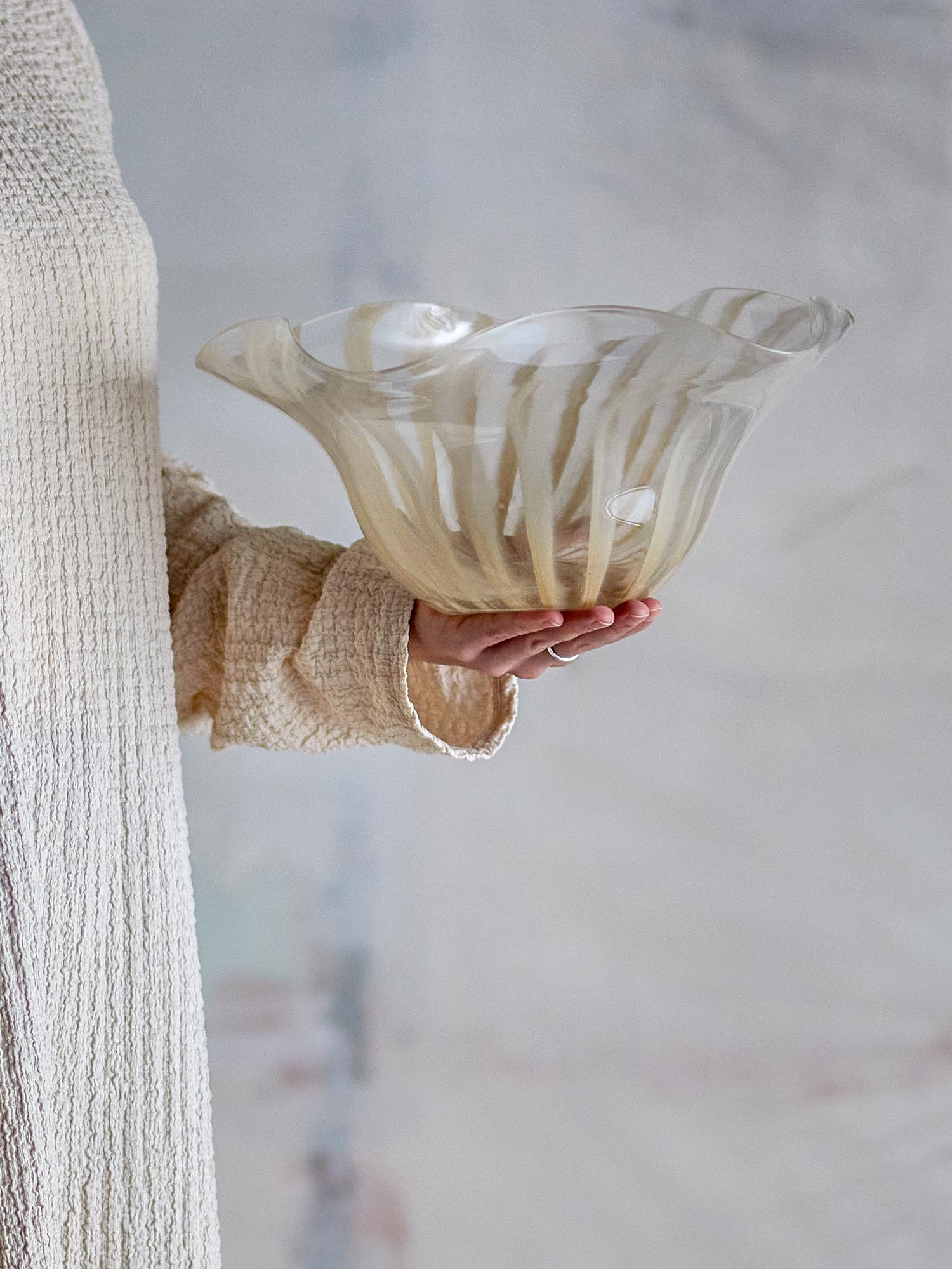 Die Imri Schale in zartem Rosé vereint Eleganz und Funktionalität, ideal für stilvolle Präsentationen und vielseitige Dekorationen.