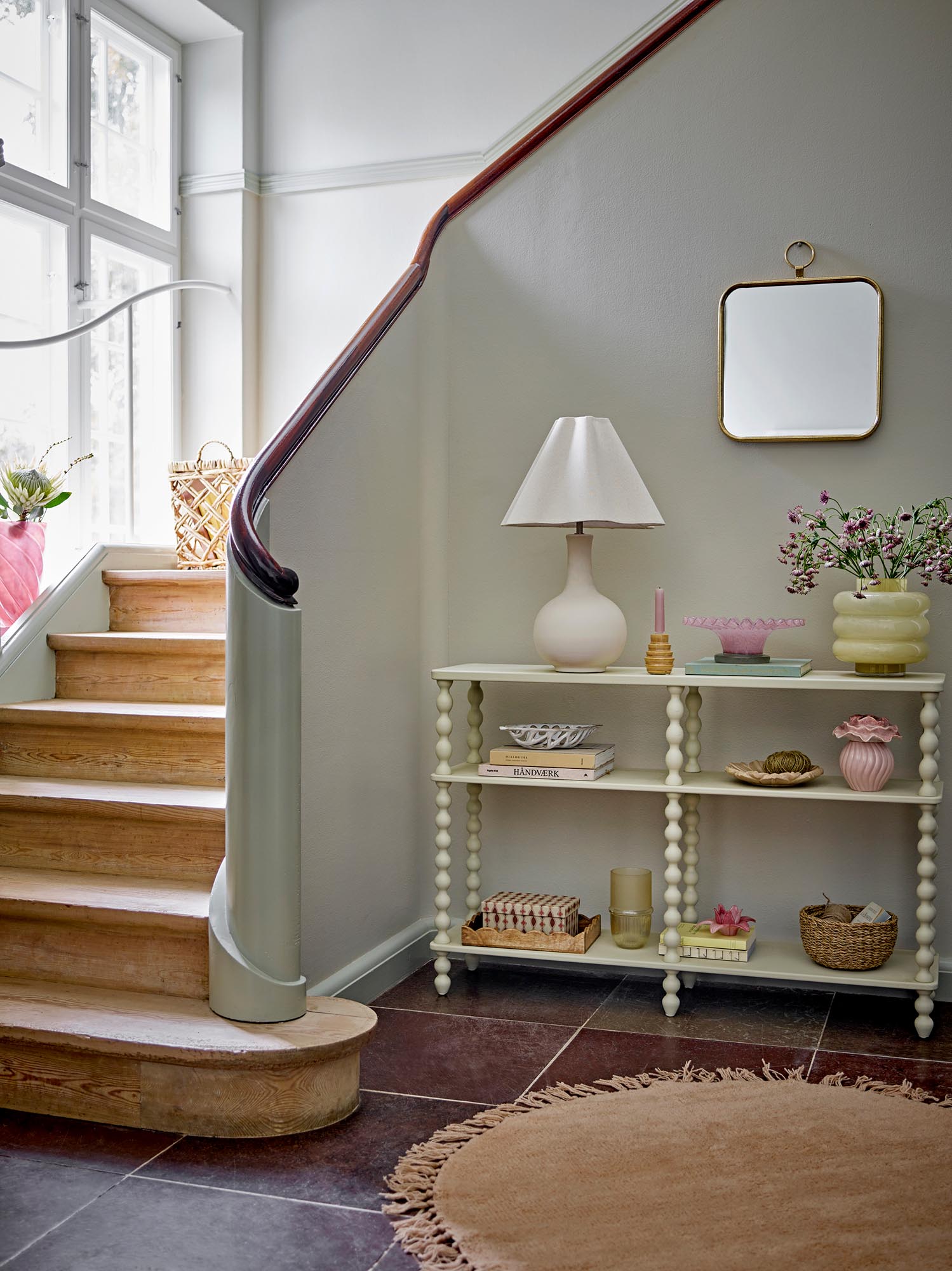 Elegante rosa Glasschale mit grünem Fuss, handgefertigt, ideal für Schmuck und Accessoires, verleiht Vintage-Charme.