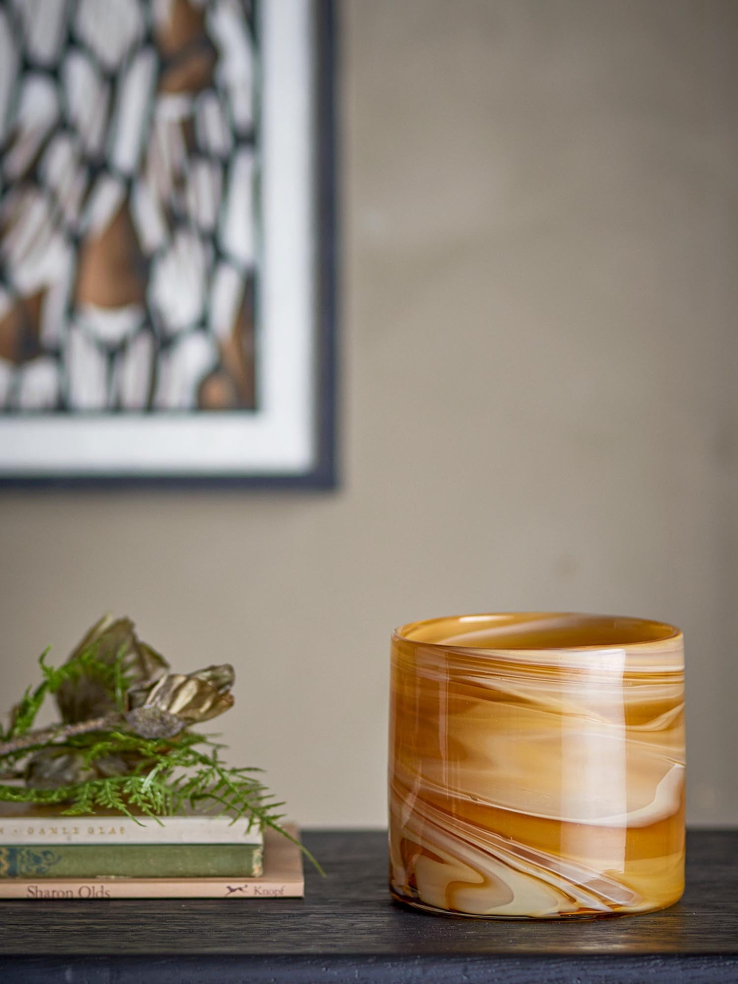 Der Sylas Teelichthalter aus orangefarbenem Glas von Bloomingville verleiht jedem Raum eine warme und stilvolle Atmosphäre.