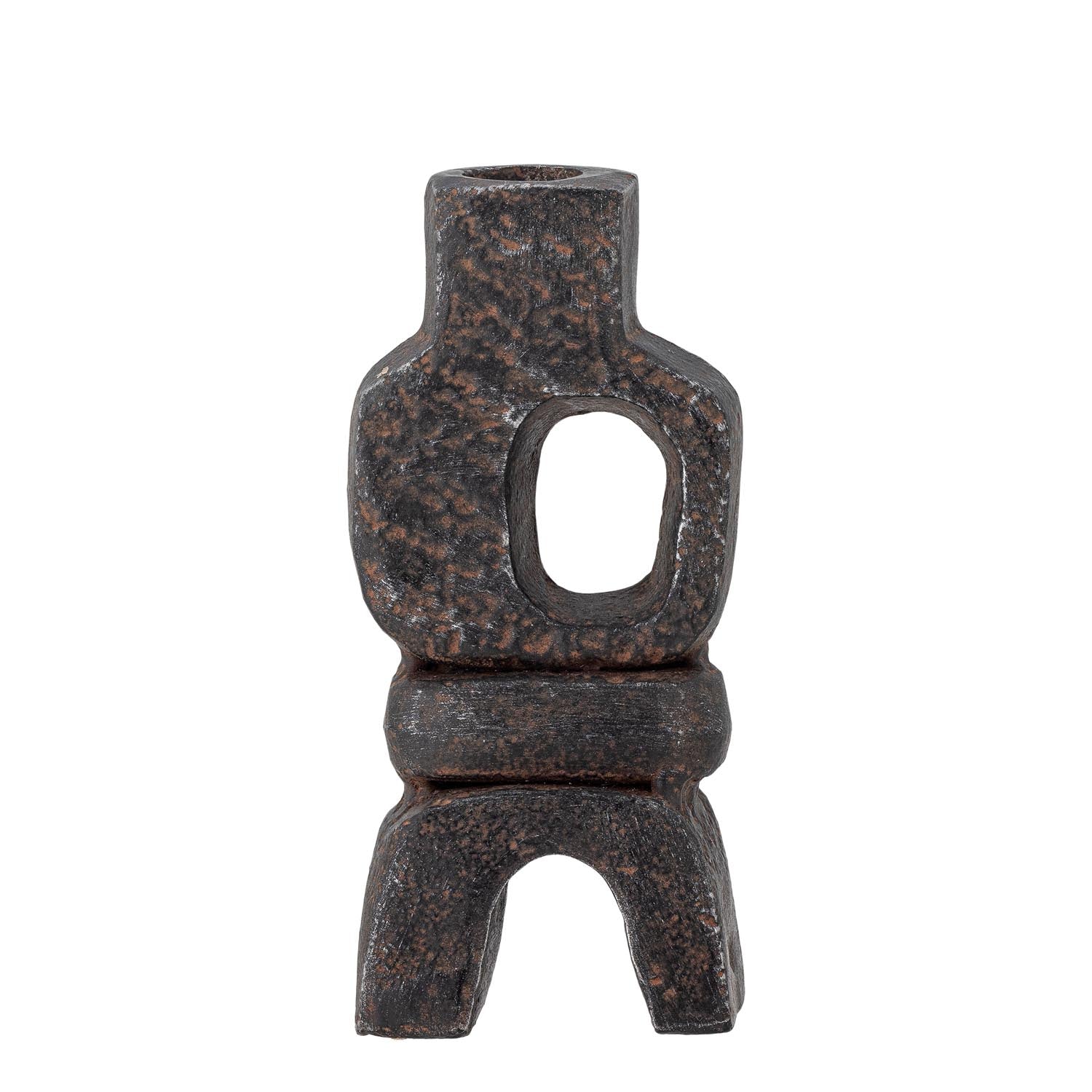 Der Sanah Kerzenhalter von Bloomingville aus schwarzem Gusseisen überzeugt mit stilvollem Design und sorgt für ein gemütliches Ambiente.