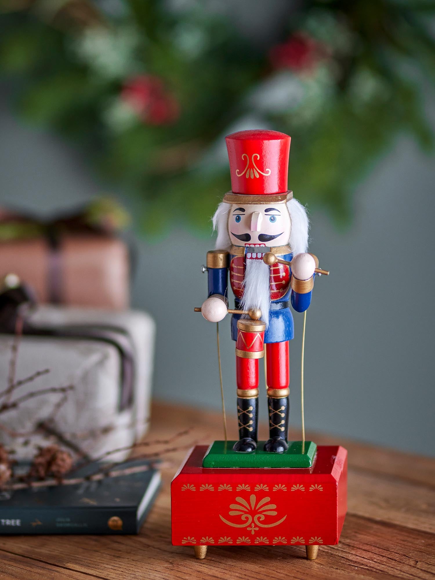 Die Waltz Spieluhr von Bloomingville aus rotem Kiefernholz ist ein dekoratives Highlight und spielt eine bezaubernde Melodie.