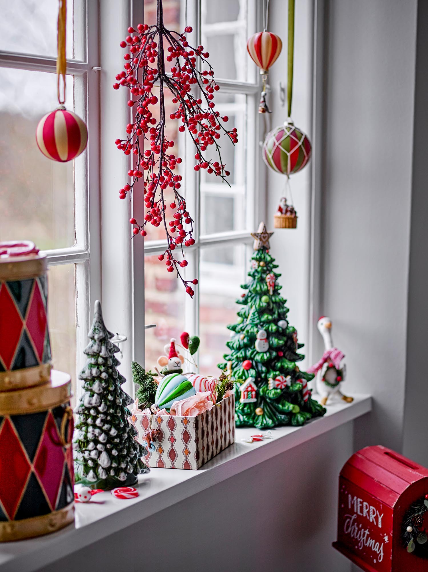 Die Yuri Box von Bloomingville: Rote, metallische Eleganz für stilvolle Aufbewahrung und dekorative Akzente.