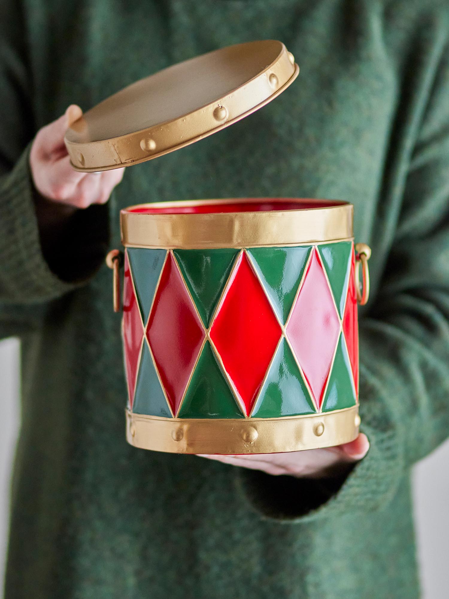 Die Yuri Box von Bloomingville ist eine stilvolle, rote Metallbox mit Deckel, ideal zur Aufbewahrung und Dekoration in jedem Raum.