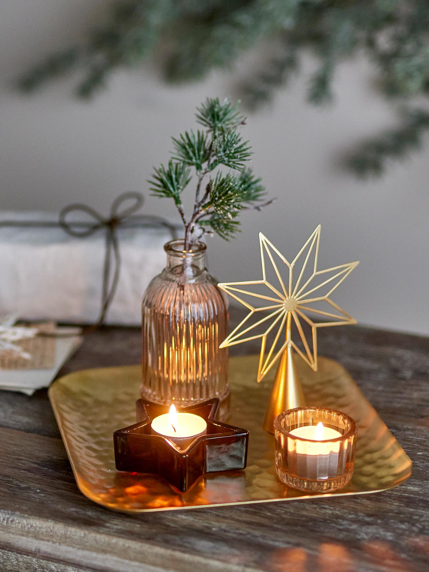 Das Sanga Tablett von Bloomingville kombiniert goldene Eleganz mit Glas-Teelichthaltern, perfekt für eine edle und stilvolle Atmosphäre.