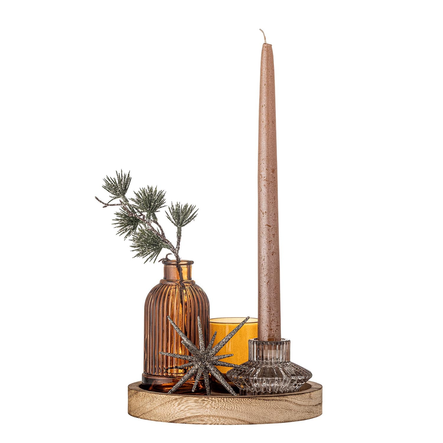 Das Sanga Tablett von Bloomingville vereint goldene Akzente und Glas-Teelichthalter, ideal für eine stilvolle Wohnraumdekoration.