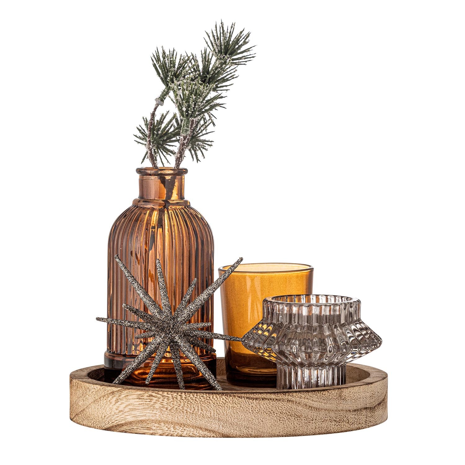 Das Sanga Tablett von Bloomingville kombiniert elegantes Gold mit Glas-Teelichthaltern und ist perfekt für eine geschmackvolle Dekoration.