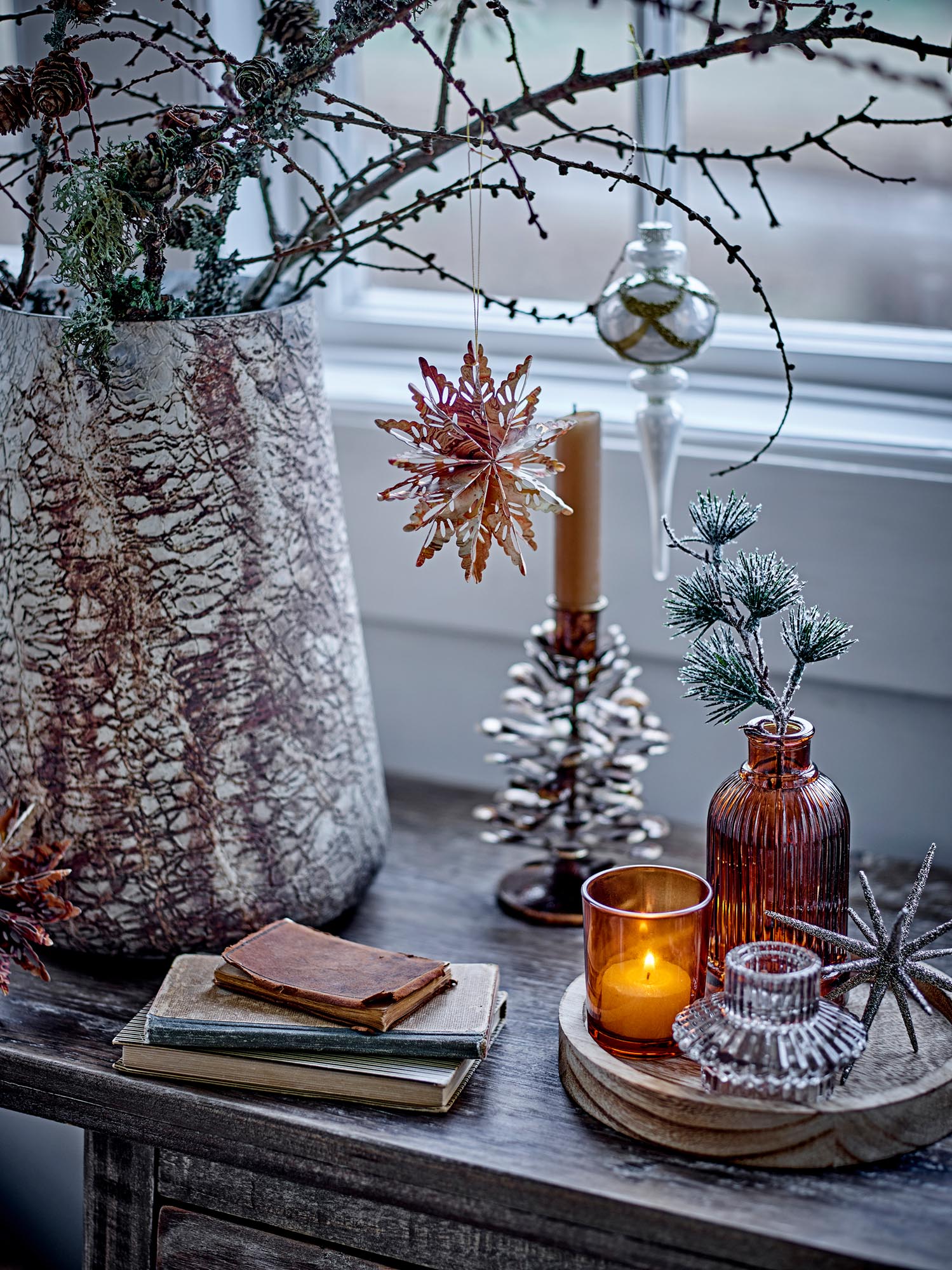 Elegantes Sanga Tablett mit goldenen Teelichthaltern aus Glas von Bloomingville – stilvolle Dekoration für Ihr Zuhause.