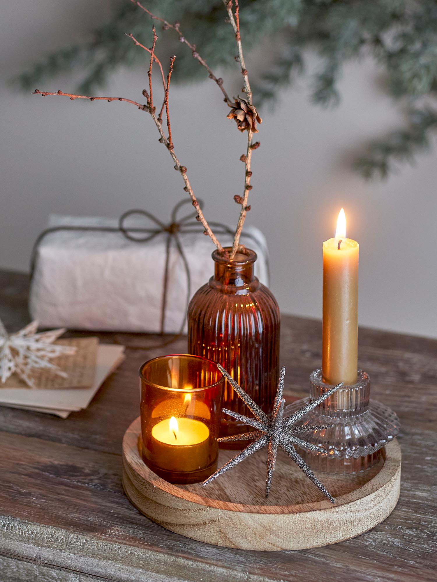 Das Sanga Tablett von Bloomingville kombiniert goldene Eleganz mit Glas-Teelichthaltern – ein stilvolles Highlight für Ihre Einrichtung.