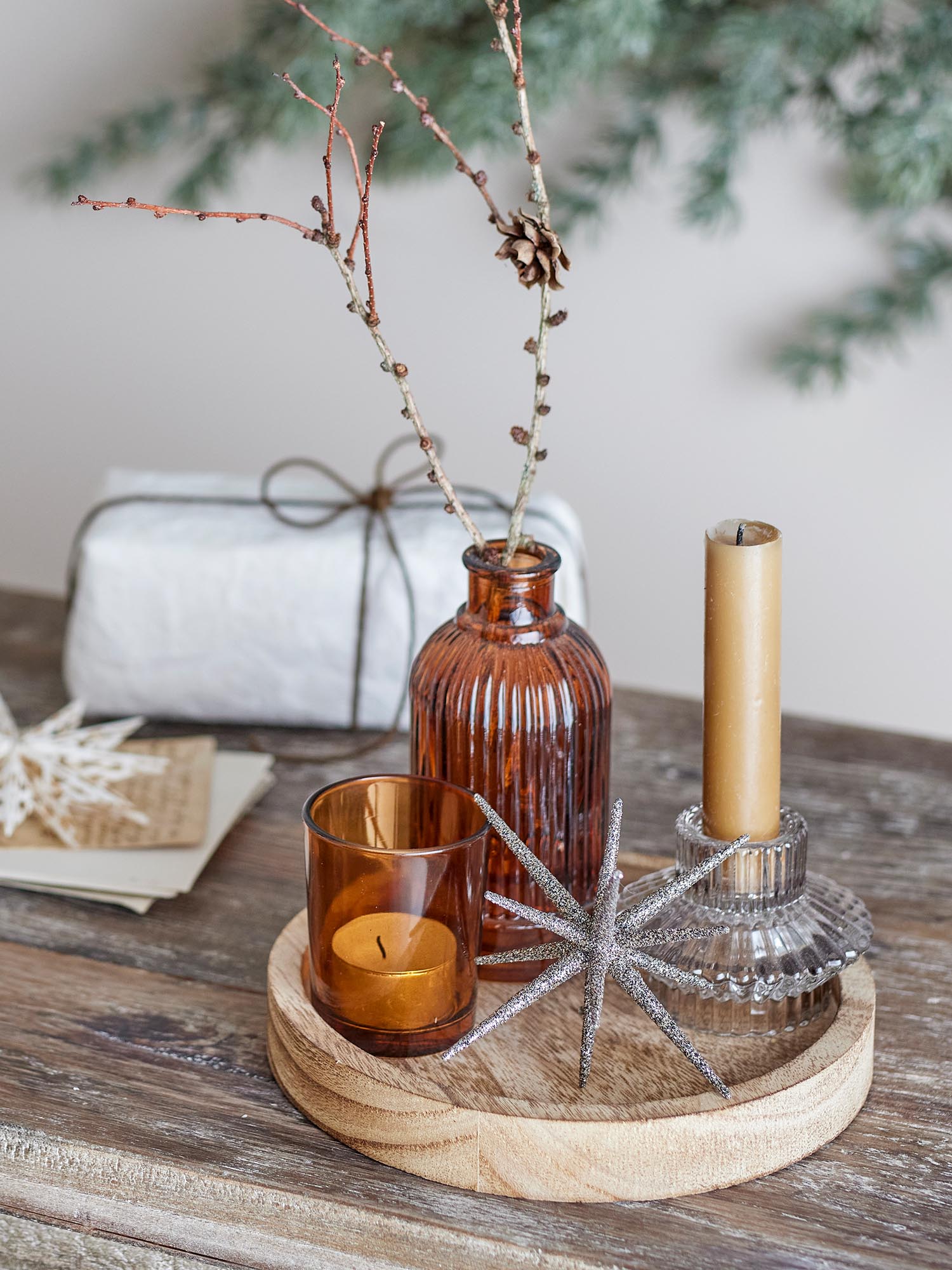 Das Sanga Tablett von Bloomingville vereint goldene Akzente mit Glas-Teelichthaltern – ein edles Accessoire für Ihr Zuhause.