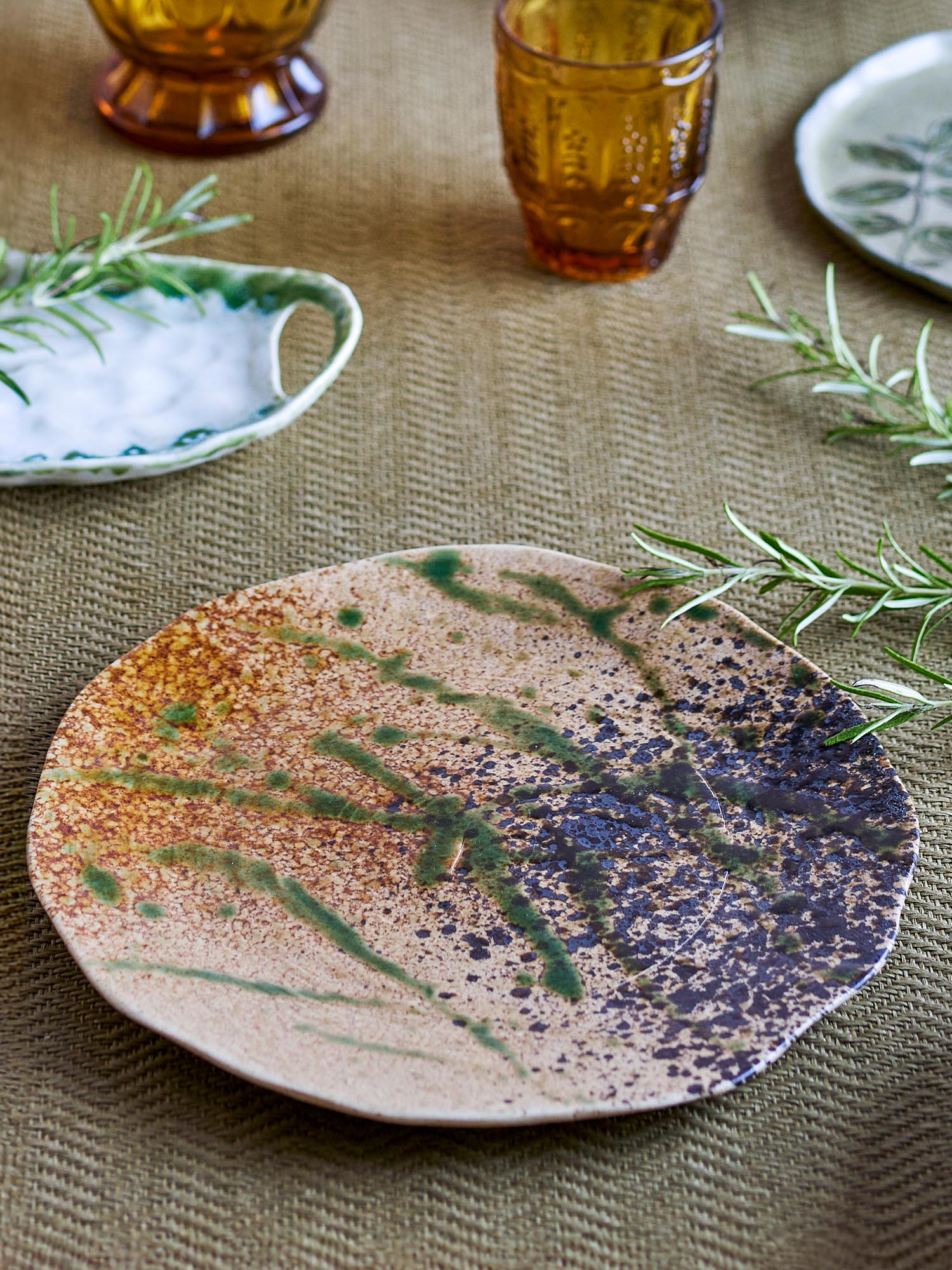 Eleganter schwarzer Steingut-Teller von Creative Collection, ideal für stilvolle Tischdekoration und vielseitige Nutzung.