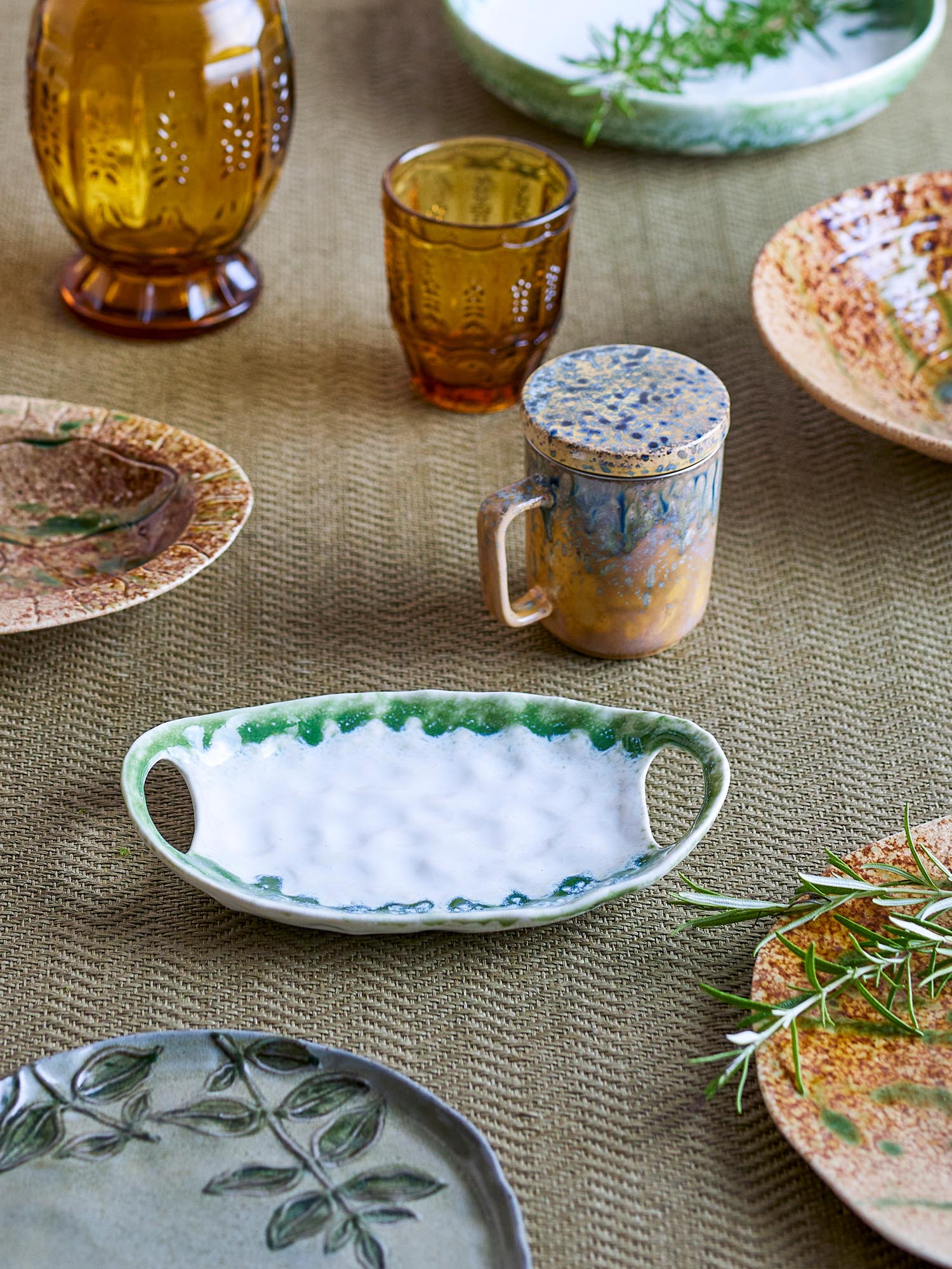 Elegante grüne Steingut-Servierplatte von Creative Collection, ideal für stilvolles Servieren und als dekorativer Blickfang.