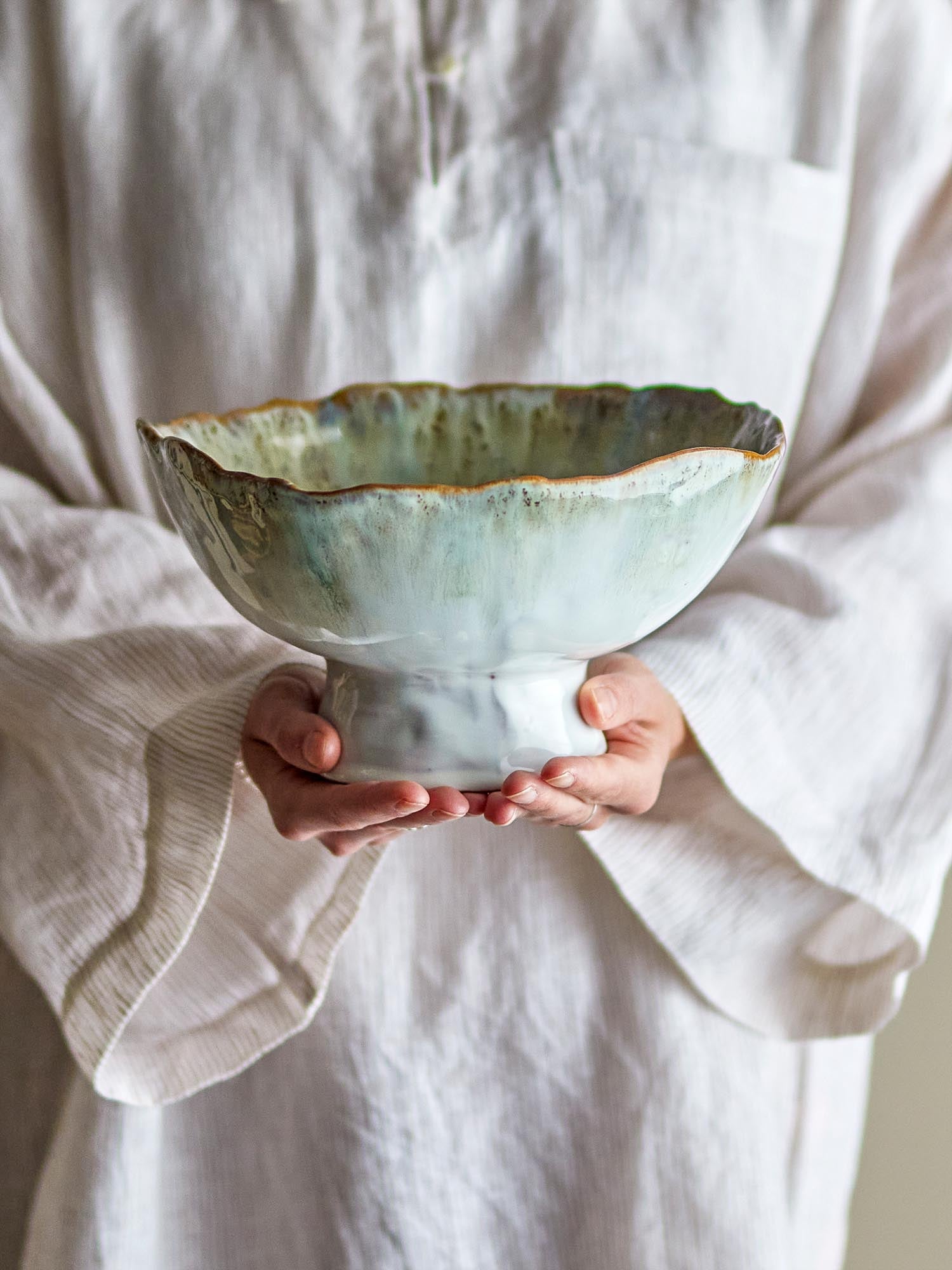 Die Joby Schale in Blau von Bloomingville besticht durch ihre reaktive Glasur und nordisches Design, ideal für stilvolle Präsentationen.