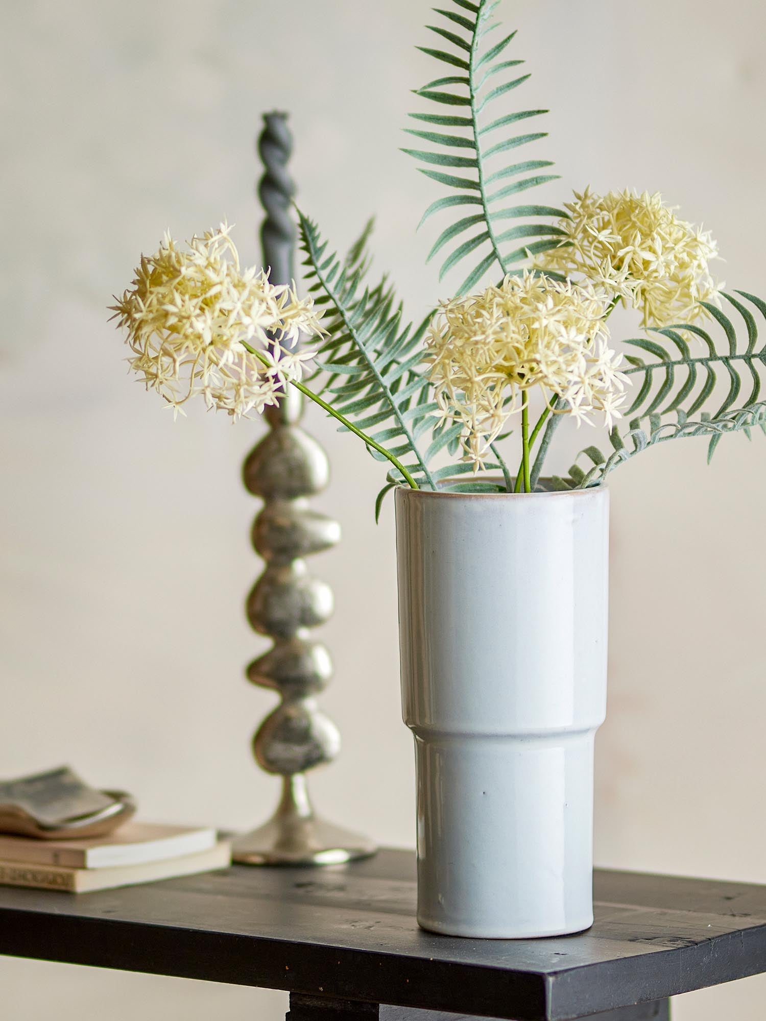 Die Marji Vase von Bloomingville vereint skandinavische Eleganz und Funktionalität in weissem Steingut, ideal für Blumen oder als Deko.