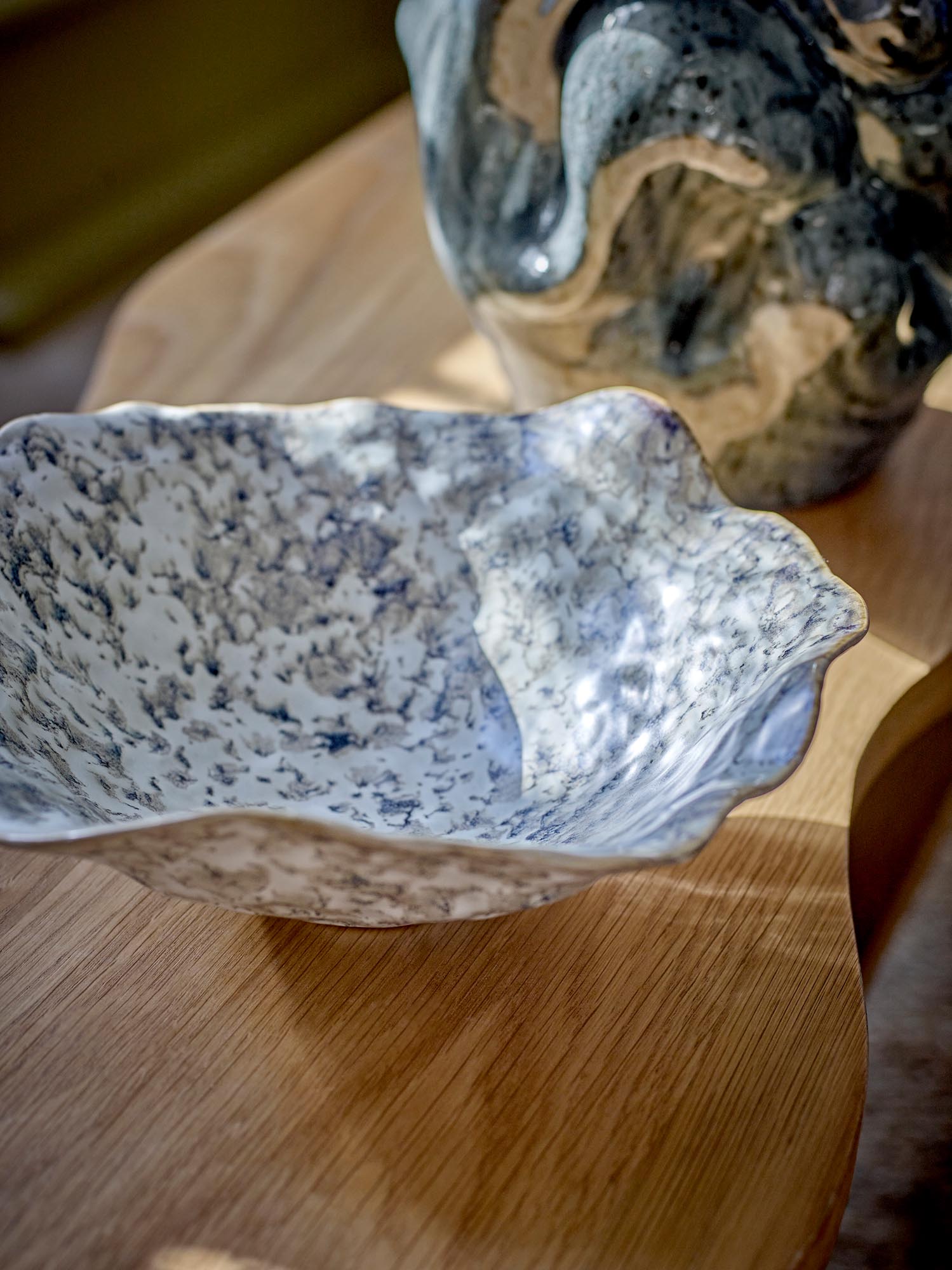 Die Lennon Schale von Bloomingville aus grauem Steingut besticht durch ihr modernes Design und ihre vielseitige Einsetzbarkeit.