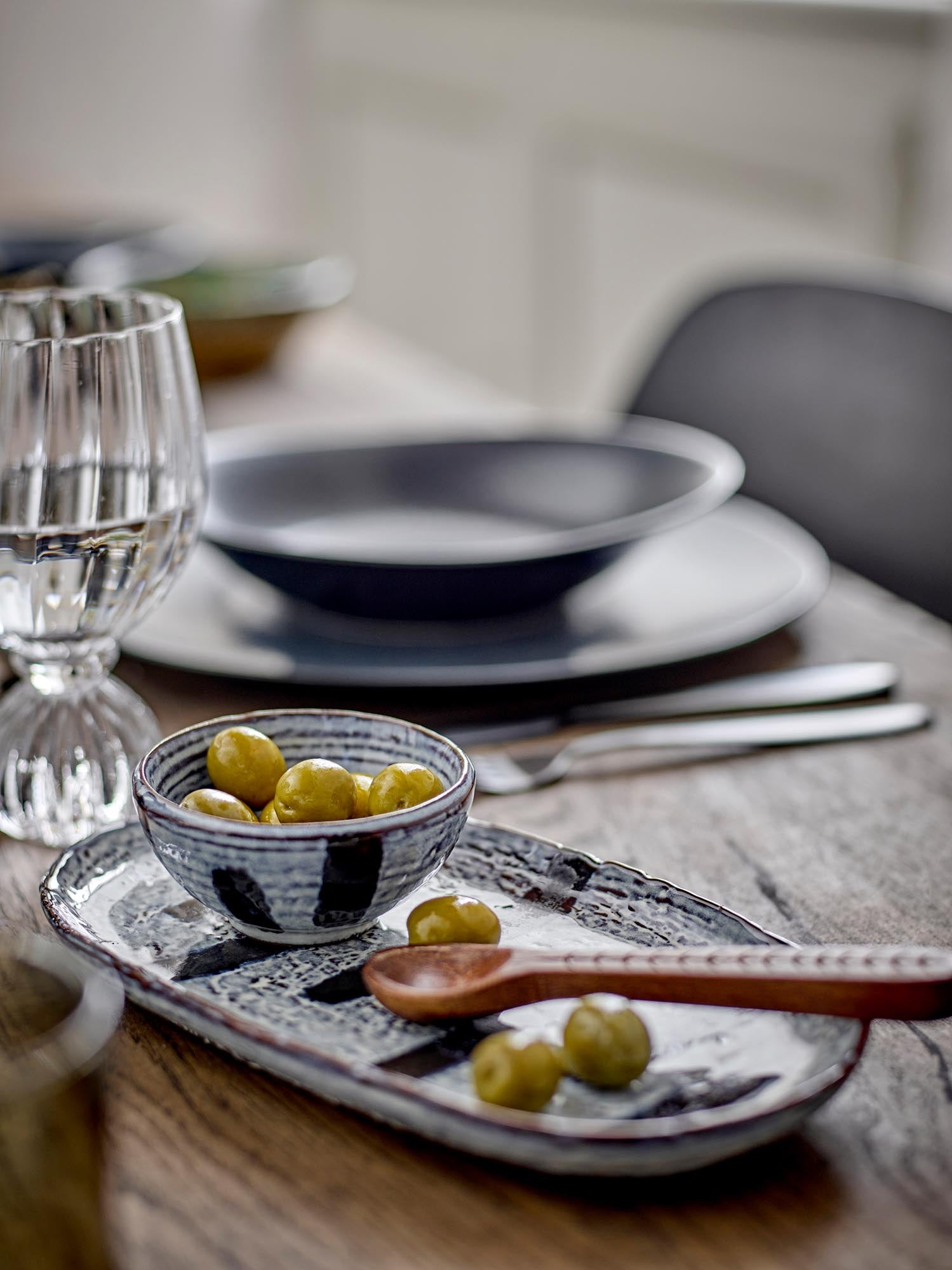 Elegante schwarze Steingut-Schale von Bloomingville, ideal für stilvolle Tischdekoration und vielseitige Nutzung.