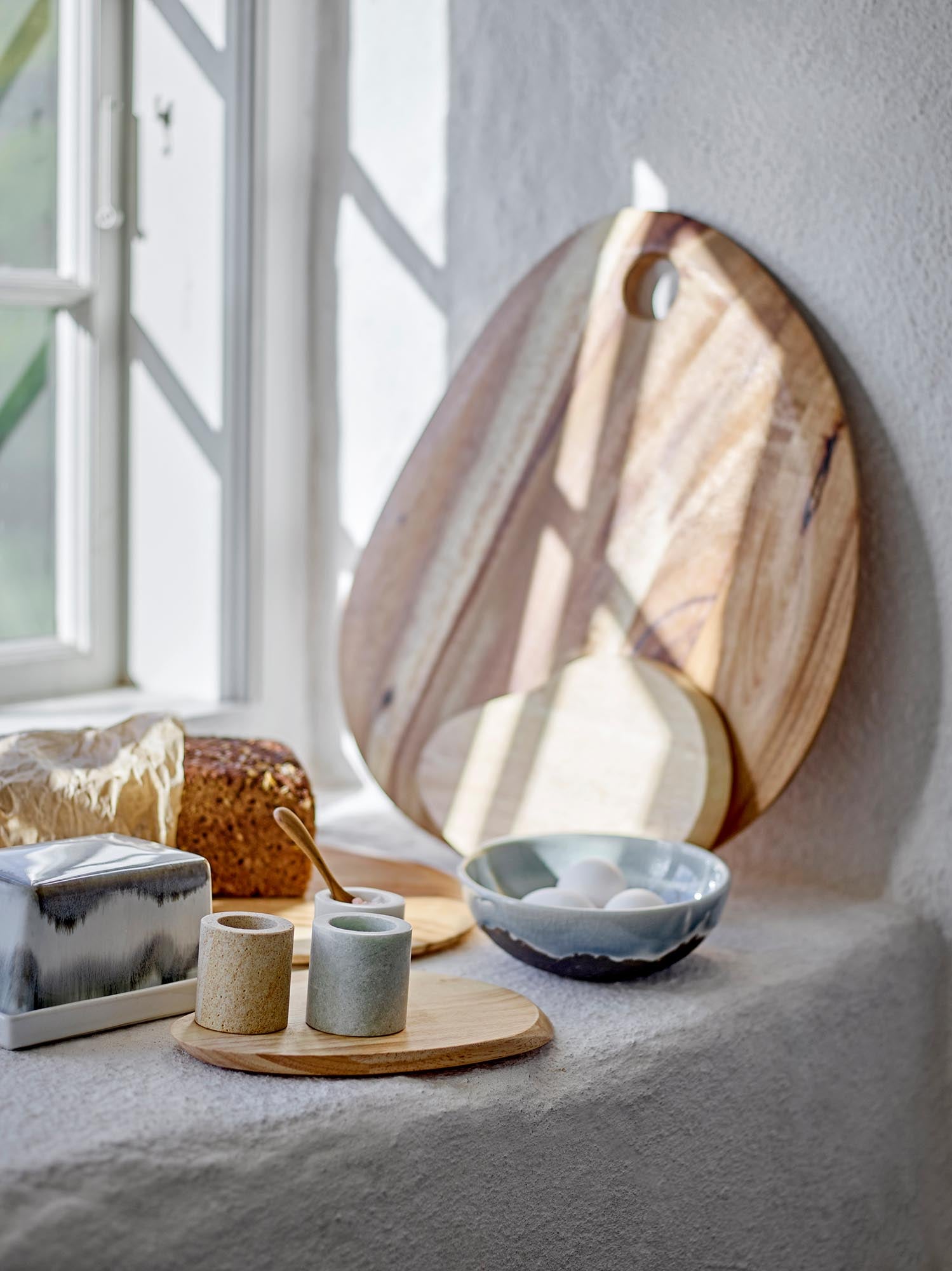 Die graue Butterdose Paula von Bloomingville aus Steingut vereint modernes skandinavisches Design mit praktischer Eleganz.