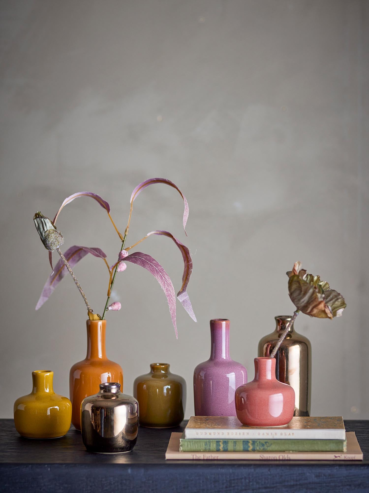 Einzigartiges Set aus 7 handgefertigten Steingutvasen in warmen Brauntönen, ideal für kleine Blumenarrangements.