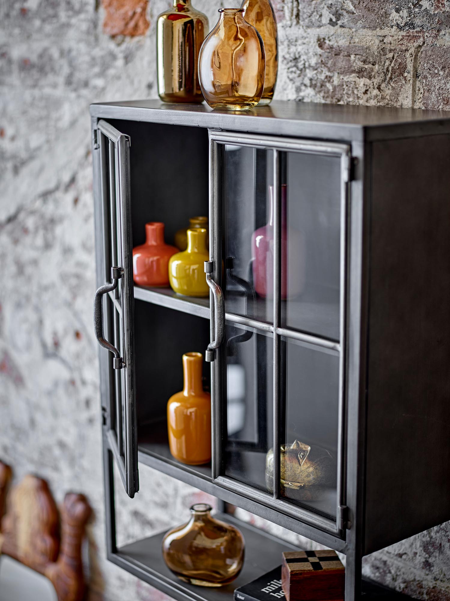 Die Maien Vase von Bloomingville aus braunem Steingut besticht durch ihr elegantes Design und ihre hochwertige Verarbeitung.