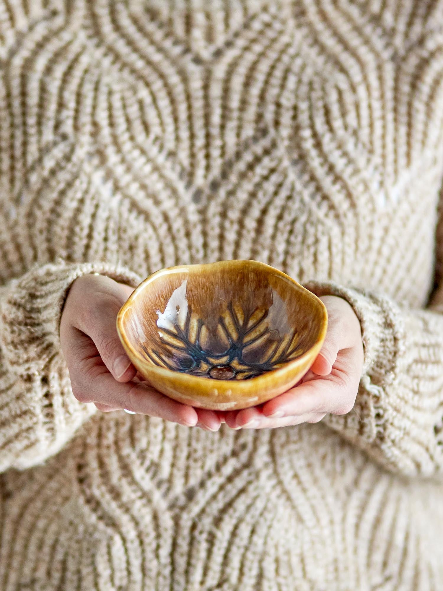 Die Acco Schale von Bloomingville aus braunem Steingut besticht durch ihr minimalistisches Design und ihre vielseitige Einsetzbarkeit.