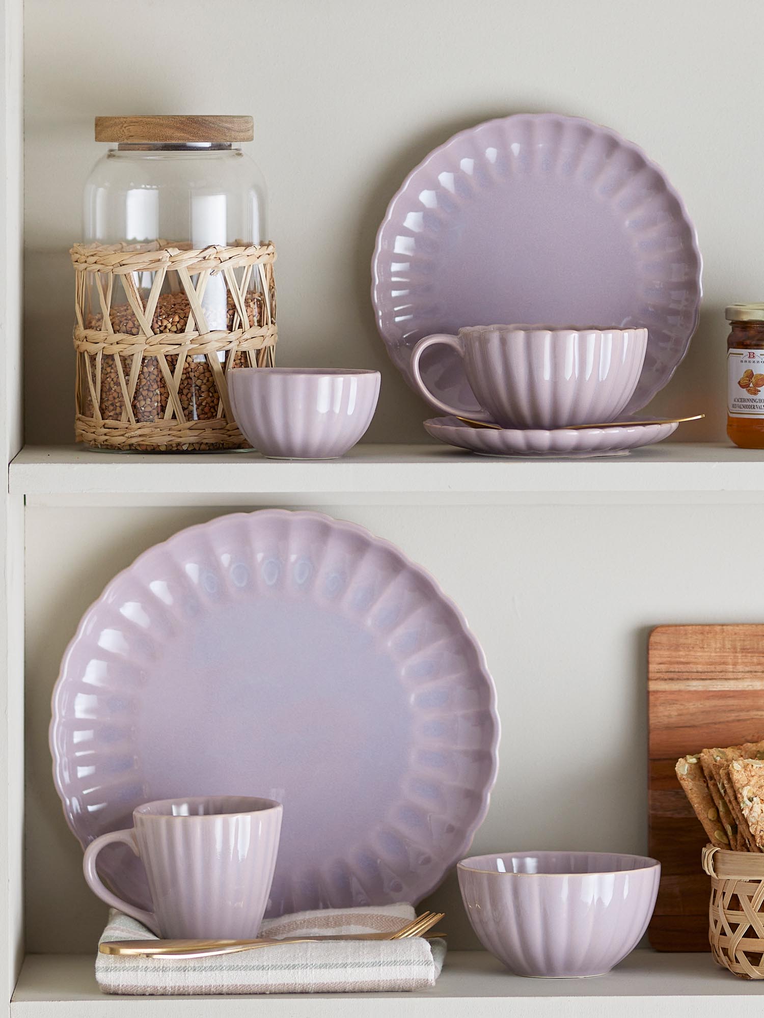 Elegante Latina Tasse mit Untertasse aus Steingut in zartem Rosé von Bloomingville, ideal für stilvollen Kaffeegenuss.