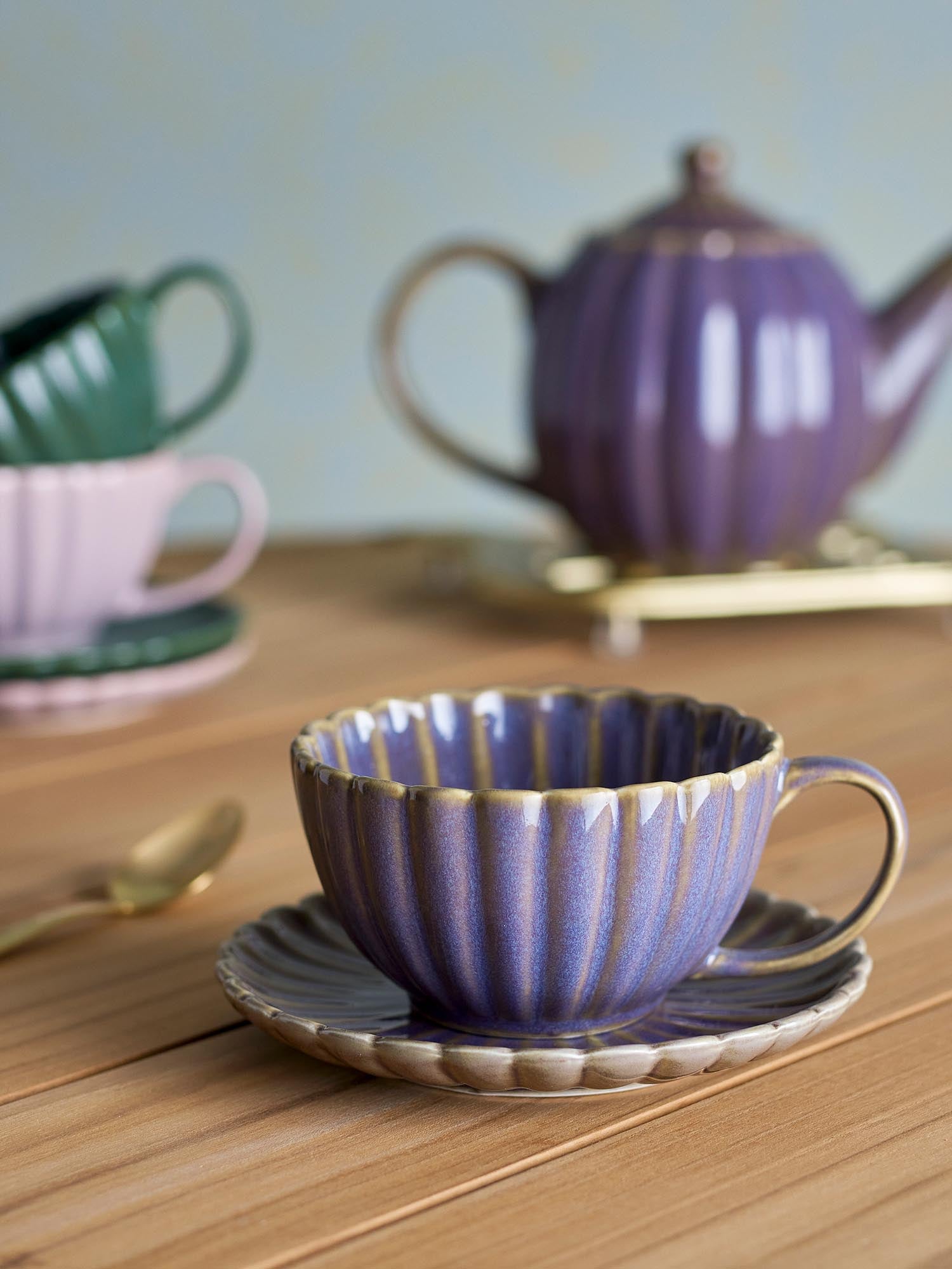Elegante Latina Tasse mit Untertasse aus violettem Steingut von Bloomingville, ideal für stilvollen Kaffeegenuss und modernes Geschirr.