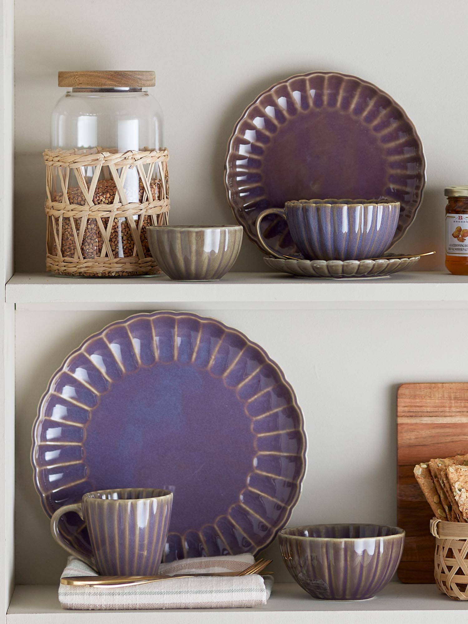 Latina Tasse mit Untertasse aus violettem Steingut von Bloomingville, perfekt für stilvolle Momente und modernes Tischdesign.