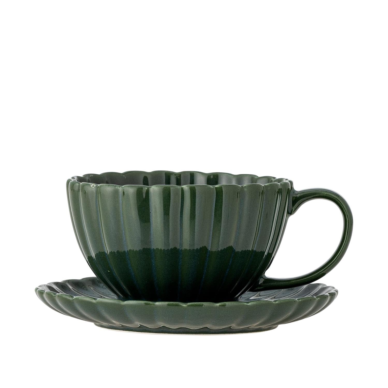 Latina Tasse mit Untertasse, grün, aus Steingut, von Bloomingville: Elegantes Design, spülmaschinenfest, ideal für Heissgetränke.