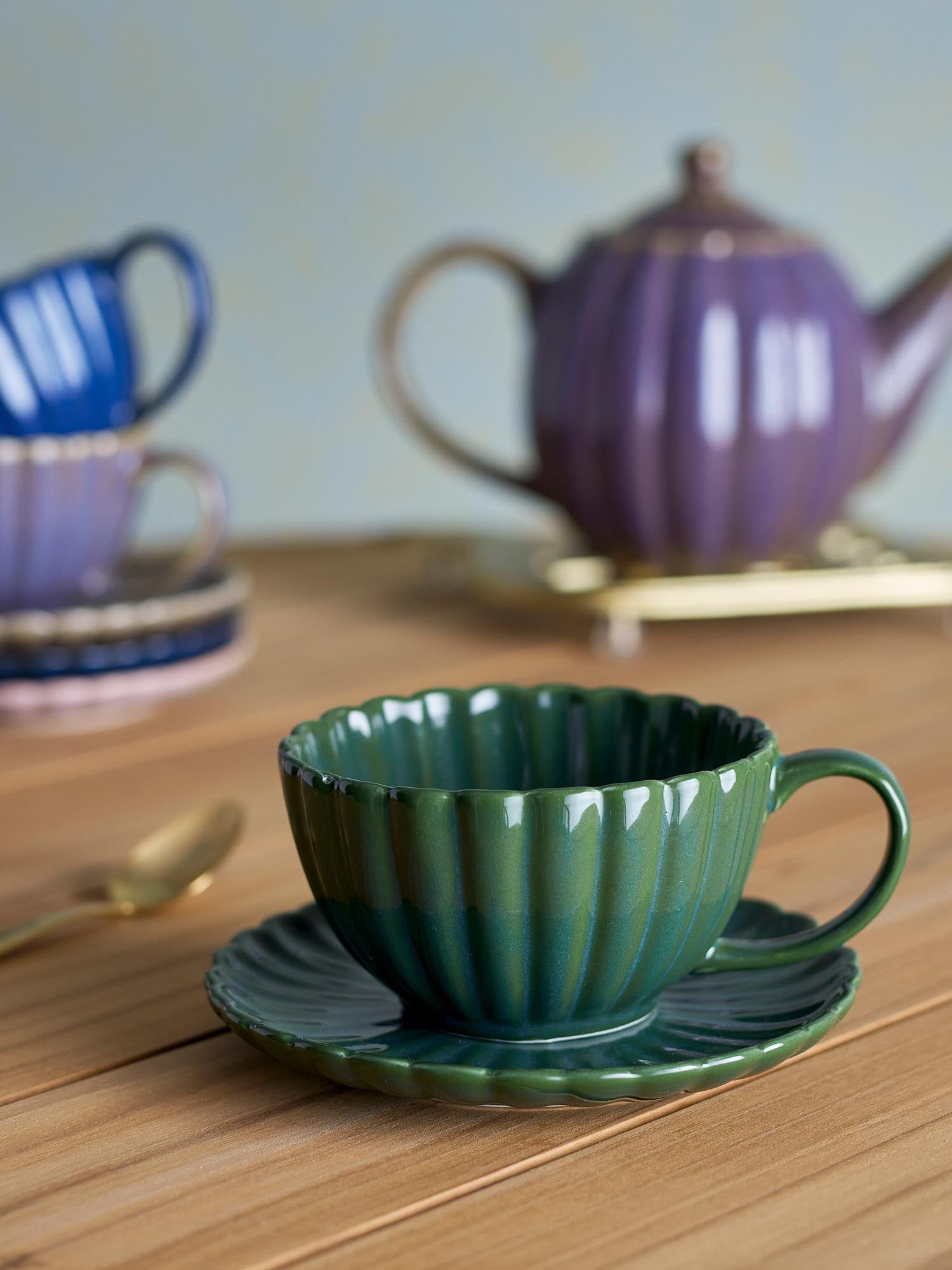 Elegante grüne Latina Tasse mit passender Untertasse aus Steingut von Bloomingville, ideal für stilvollen Kaffeegenuss.