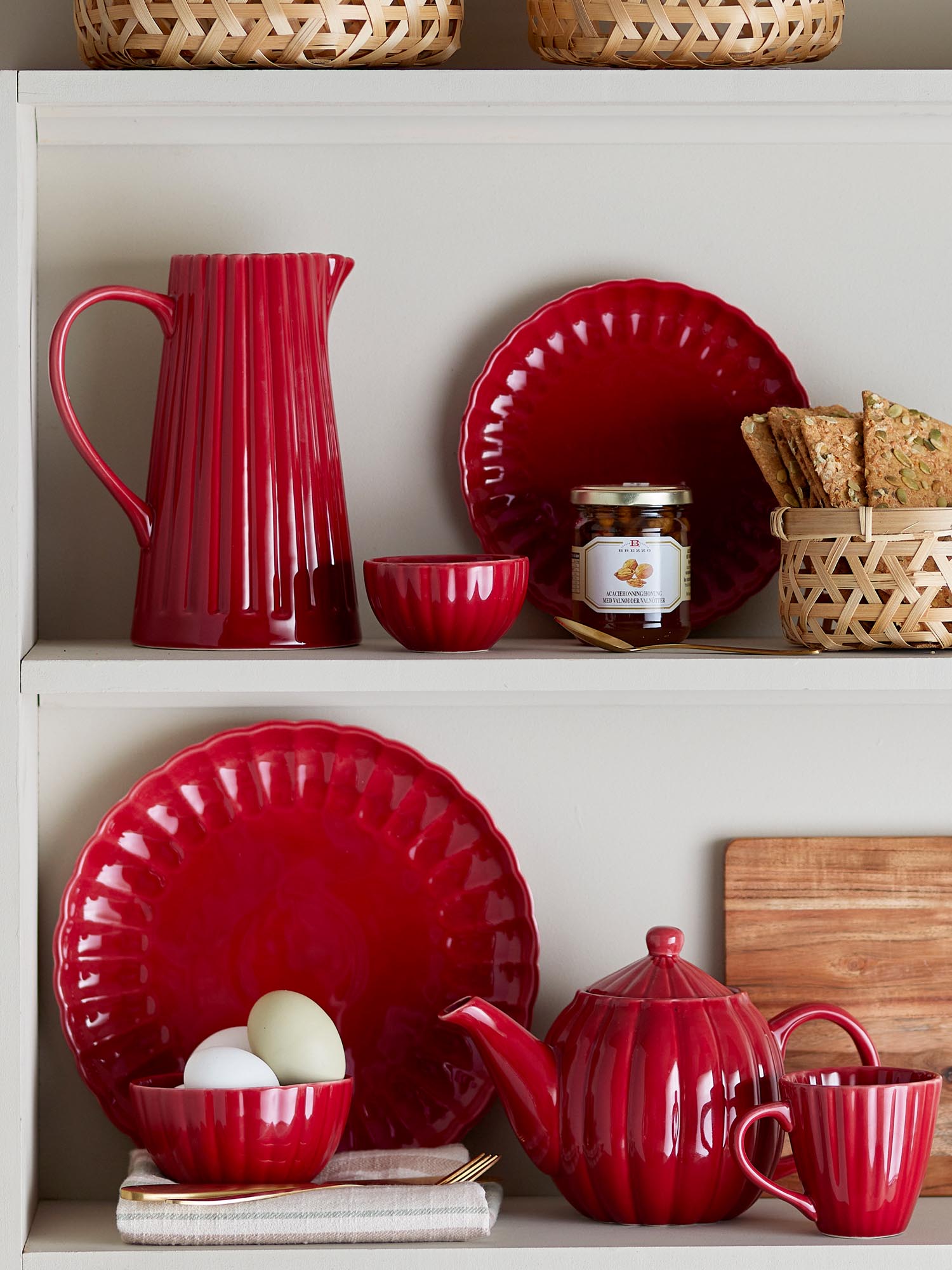 Eleganter roter Steingut-Krug von Bloomingville, ideal für stilvolle Tischdekoration und vielseitige Nutzung.