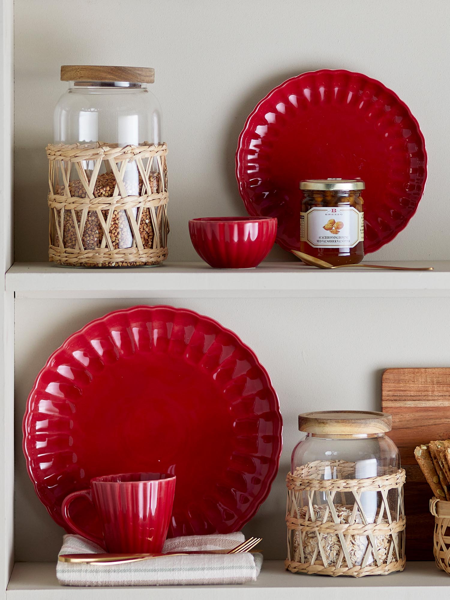 Der Latina Teller in Rot von Bloomingville aus Steingut besticht durch sein elegantes Design und ist perfekt für jede Tischdekoration.