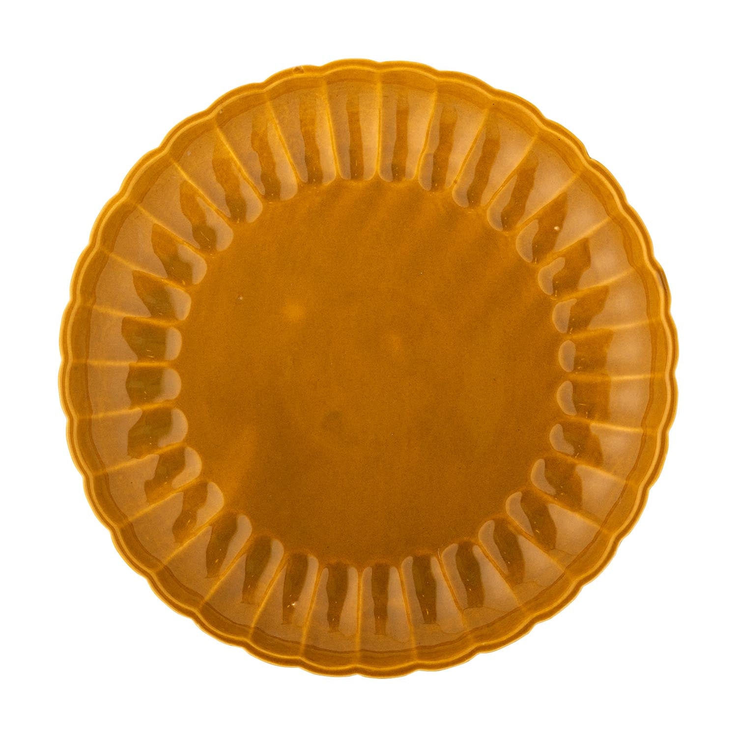 Der Latina Teller von Bloomingville in Gelb aus Steingut besticht durch sein modernes Design und ist perfekt für stilvolle Tischarrangements.