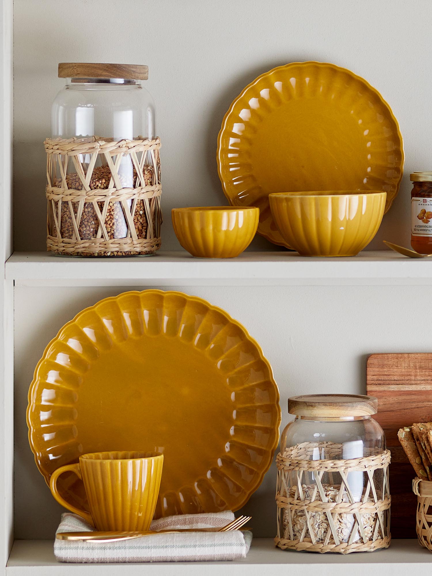 Der Latina Teller von Bloomingville in Gelb aus Steingut besticht durch sein modernes Design und ist perfekt für stilvolle Tischarrangements.