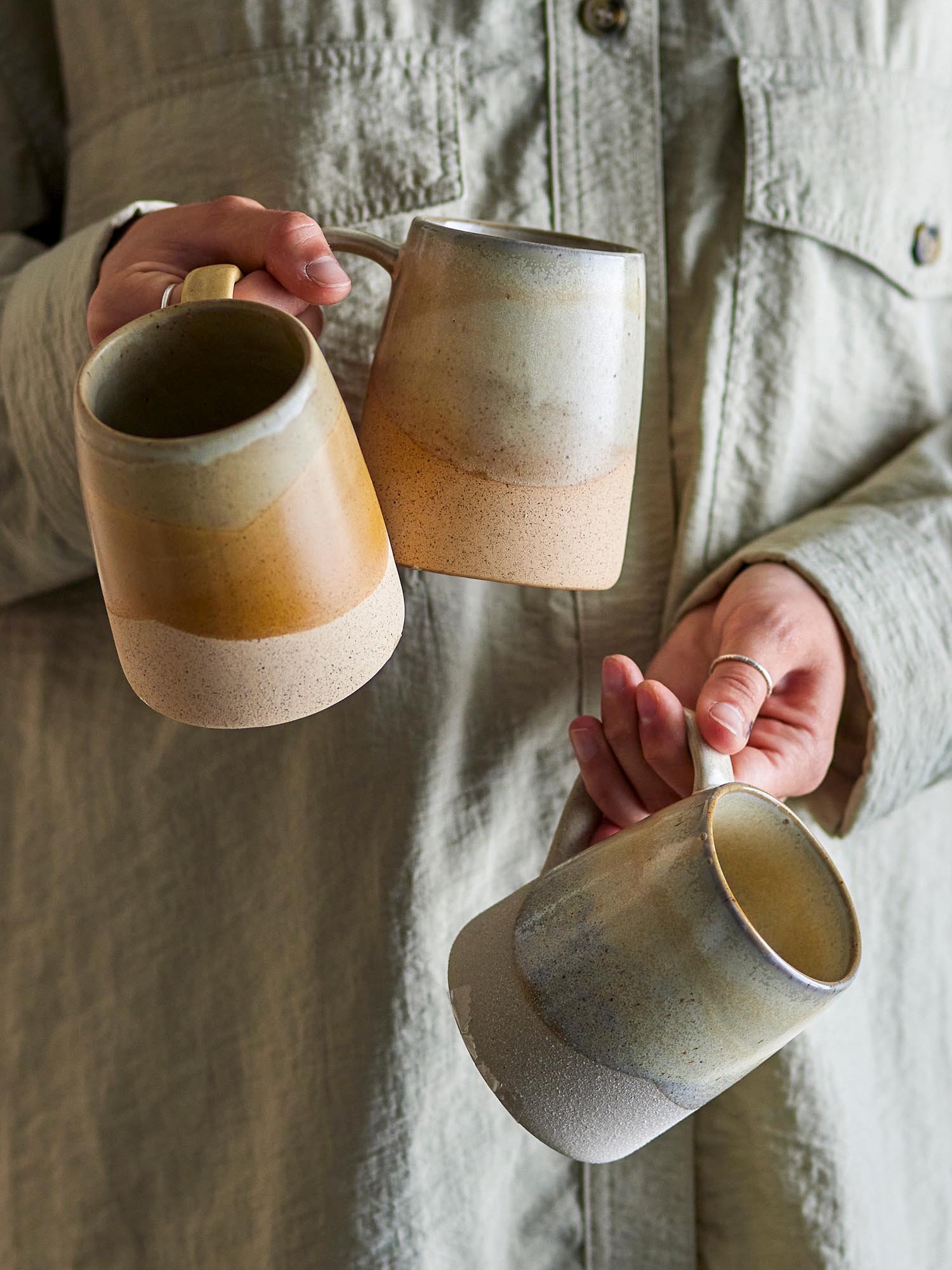 Eleganter Steingutbecher in warmem Braun, handdekoriert, ideal für heisse Getränke, spülmaschinenfest und einzigartig.