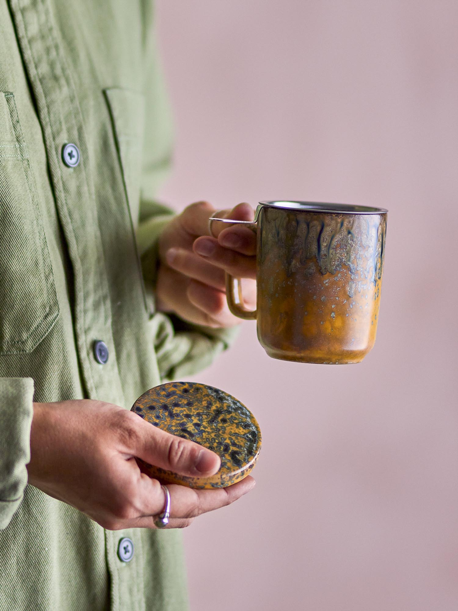 Eleganter Steingutbecher mit Deckel und Teesieb, ideal für Teeliebhaber. Robustes Design, natürliche Erdtöne, perfektes Geschenk.