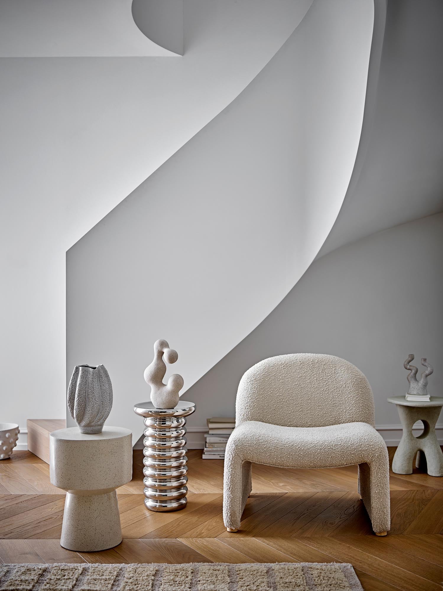 Der Amiee Beistelltisch besticht durch seine organische Form und weisse Eleganz, ideal für vielseitige Wohnbereiche.