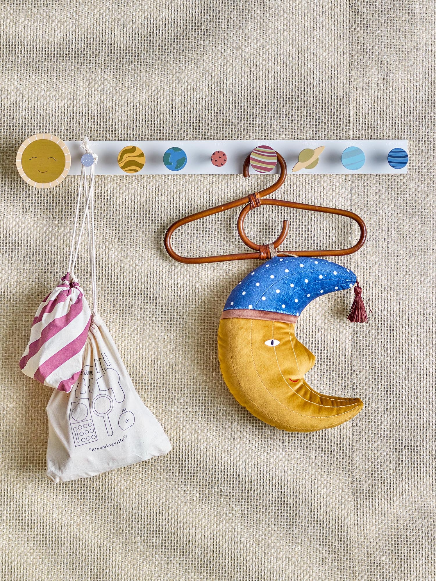 Stilvolle Space Garderobe aus grauem MDF, FSC®100%, von Bloomingville Mini. Perfekt für Kinderzimmer, modern und nachhaltig.