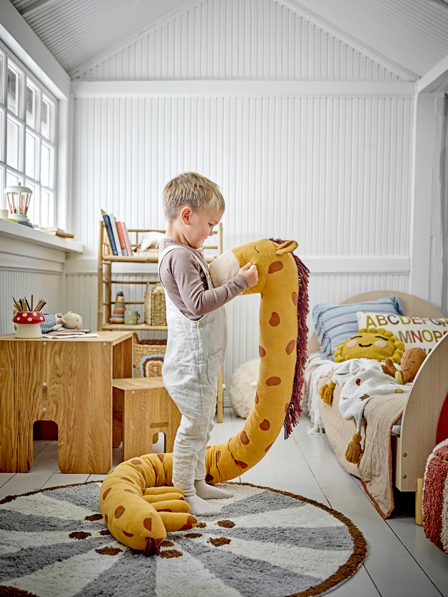 Das Ibber Plüschtier in leuchtendem Orange aus 100% Baumwolle ist ein kuscheliger Freund, der Fantasie und Spielspass fördert.