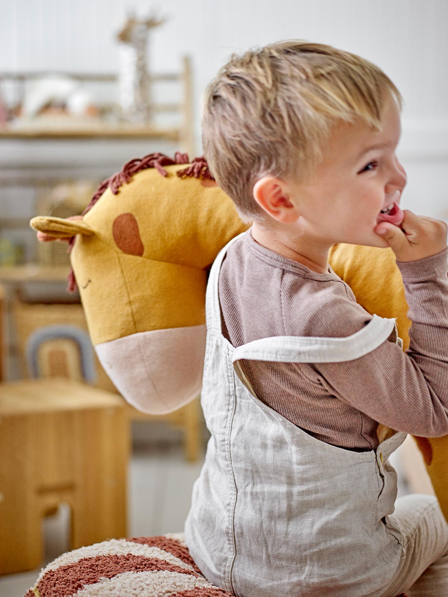 Das Ibber Plüschtier in Orange von Bloomingville Mini ist aus weicher Baumwolle gefertigt und ein perfekter Begleiter für Kinder.